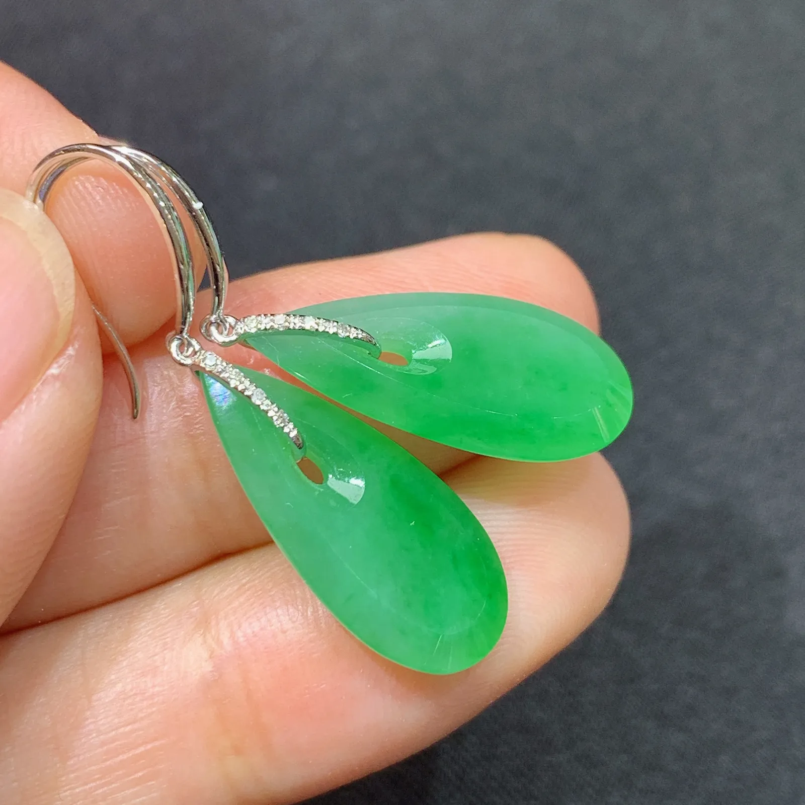 翠绿水滴耳坠，18k金镶嵌，简约时尚，冰润色阳，种水足 尺寸18.6*8.7*2.6