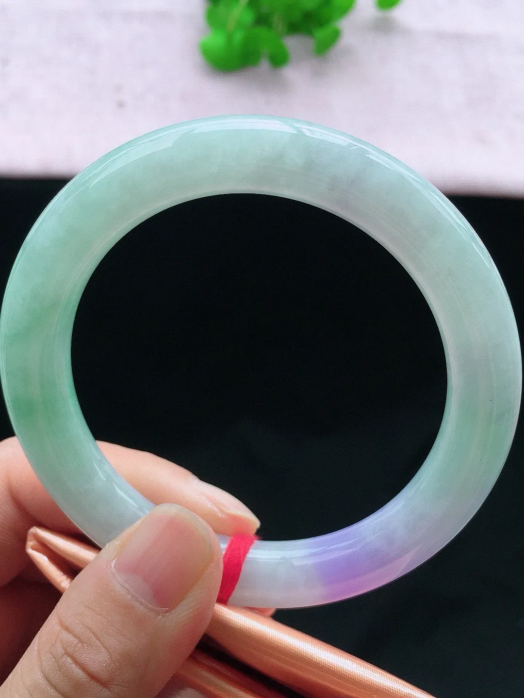 正圈59-60可戴，种老水足，尺寸58.6/10.8/10.8mm，冰飘绿圆条翡翠手镯