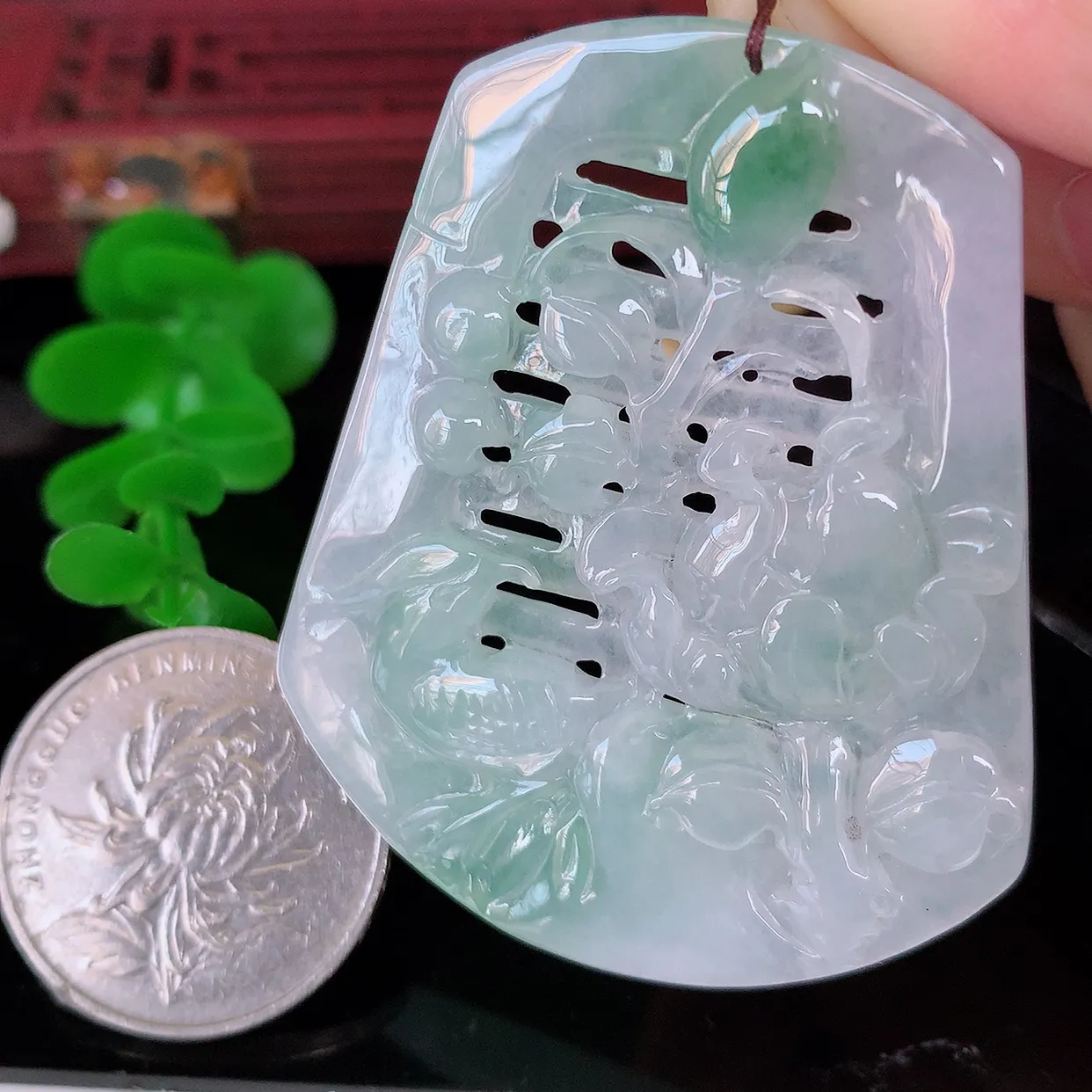 自然光实拍，冰胶飘绿翡翠喜上眉梢吊坠，时人之家，闻鹊声皆以为喜，故谓喜鹊报喜。”题材有喜上眉梢，双喜临门，花开富贵的美好意义。性价比超值！#41.24