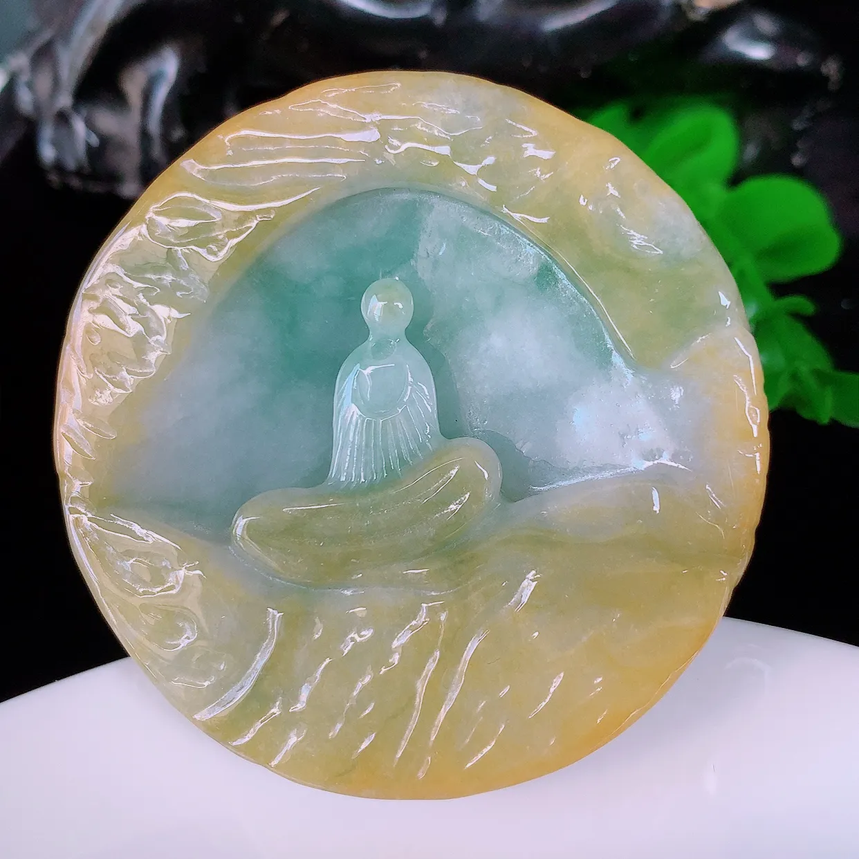 自然光实拍 特色黄加绿悟道吊坠，翡翠悟道寓意“祥和，安宁，吉祥，幸福”，佩戴效果优雅迷人，性价比超高！#00.24