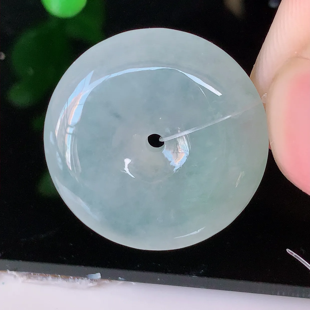 自然光实拍，冰种平安扣吊坠，翡翠平安扣，平安是福；冰透，很美的料子，平安扣佩戴优雅迷人！#49.24