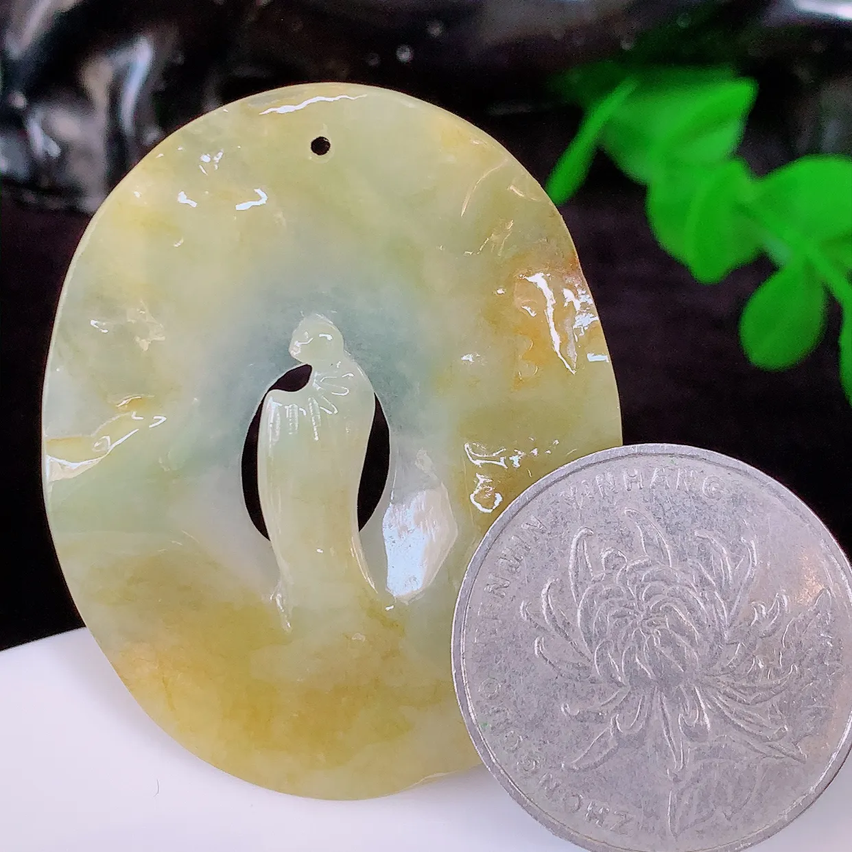 自然光实拍，冰润黄翡悟道吊坠，翡翠悟道寓意“祥和，安宁，吉祥，幸福”，佩戴效果优雅迷人，性价比超高！#00.24