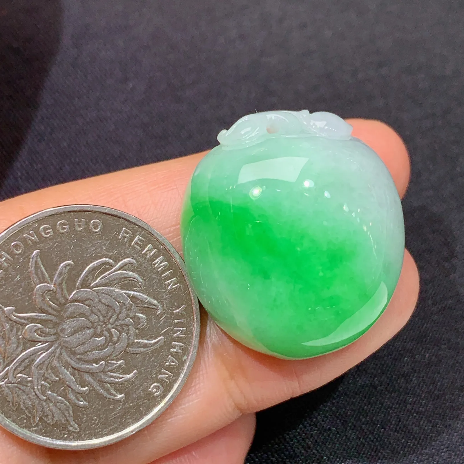 飘绿寿桃吊坠 镶嵌佳品，冰润色阳，种水足 尺寸25.7*23.2*12