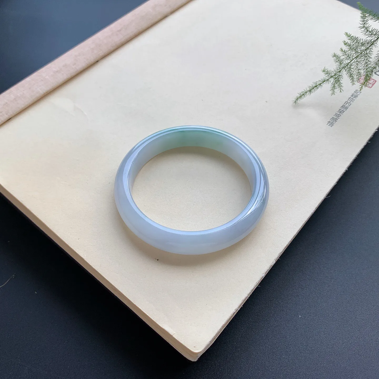 57圈口飘花正圈手镯 尺寸：57-11.8-7.8，无纹裂，细腻光滑，清爽干净