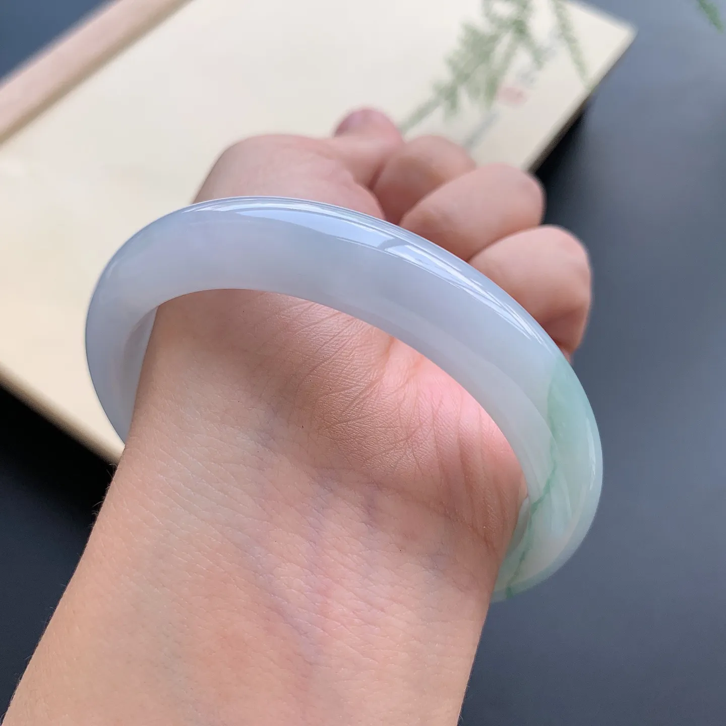 57圈口飘花正圈手镯 尺寸：57-11.8-7.8，无纹裂，细腻光滑，清爽干净