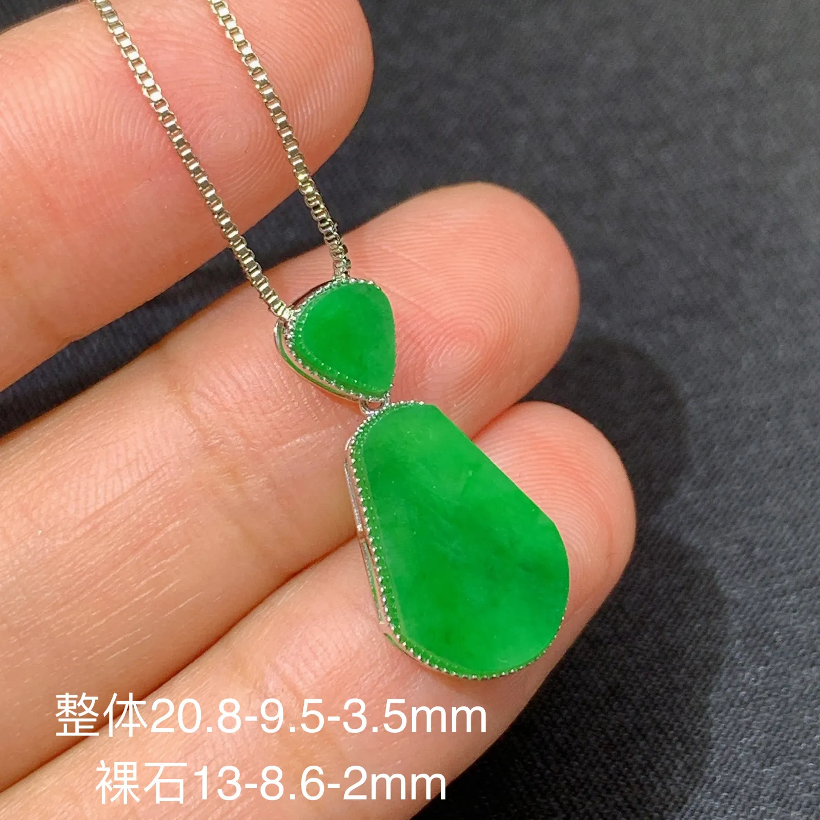 阳绿无事牌吊坠，18k金镶嵌，色泽鲜阳，种老水足 尺寸20.8*9.5*3.5