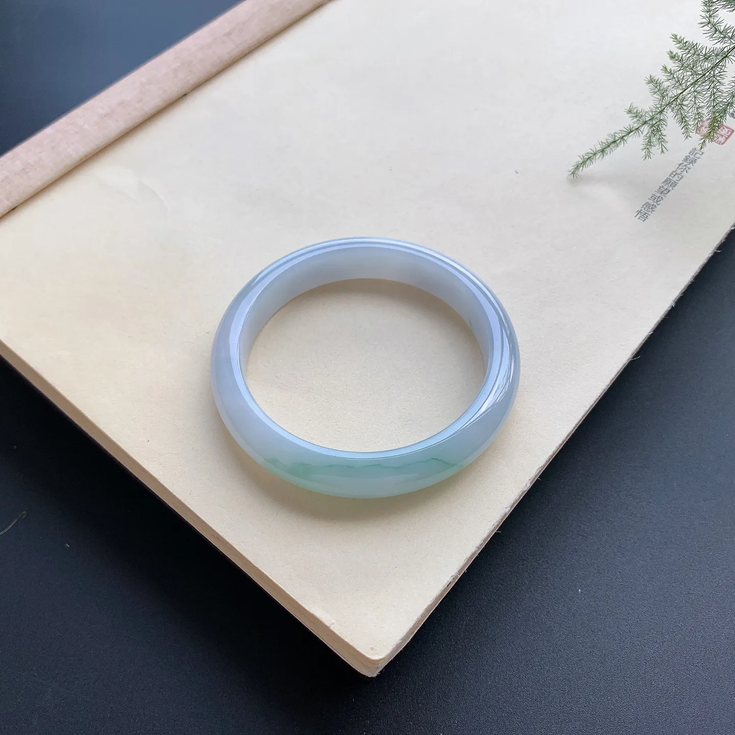 57圈口飘花正圈手镯 尺寸：57-11.8-7.8，无纹裂，细腻光滑，清爽干净
