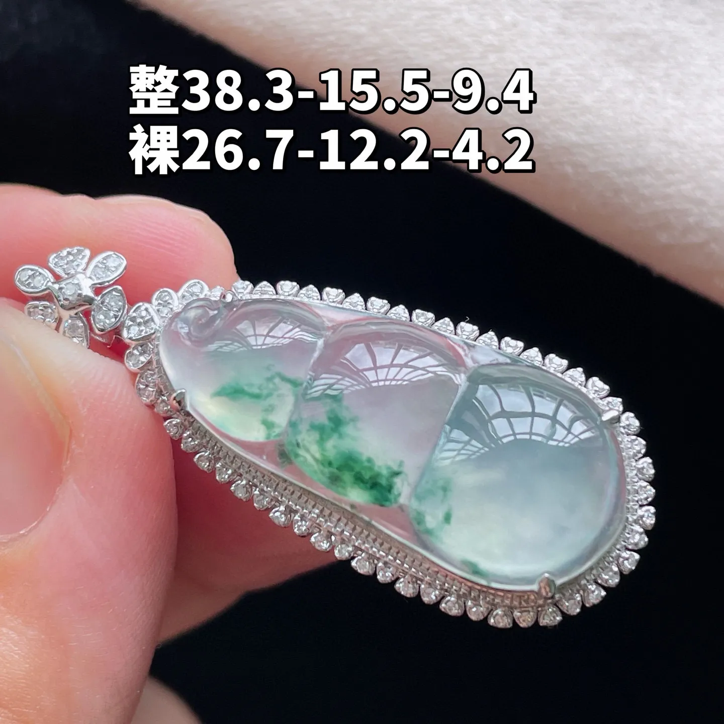 18K 冰种飘花·福豆
 
整38.3-15.5-9.4
裸26.7-12.2-4.2