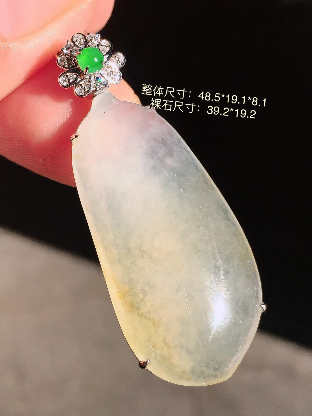 冰黄翡福瓜吊坠，色泽均匀艳丽，玉质细腻，荧光感超
强，饱满圆润，气质满满。18k
金豪华镶嵌