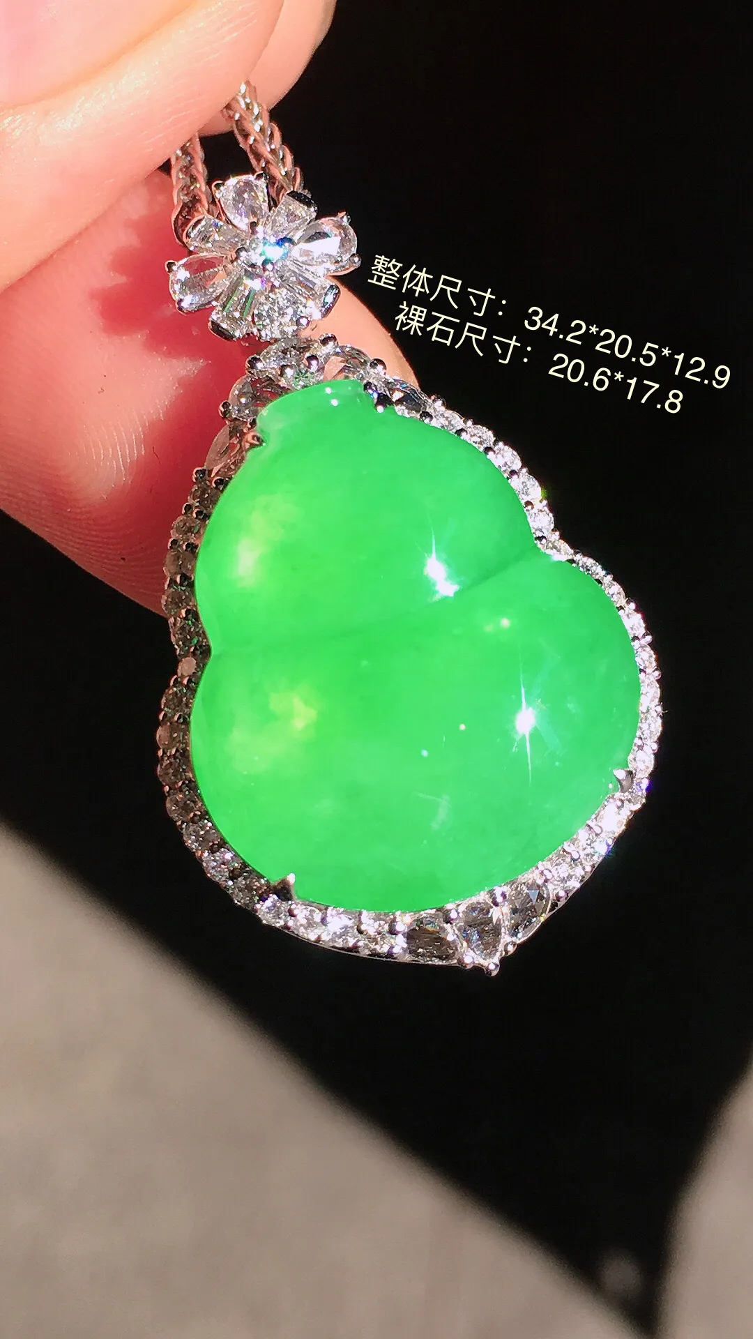 阳绿葫芦吊坠，色泽均匀艳丽，玉质细腻，荧光感超
强，饱满圆润，气质满满。18k
金豪华镶嵌