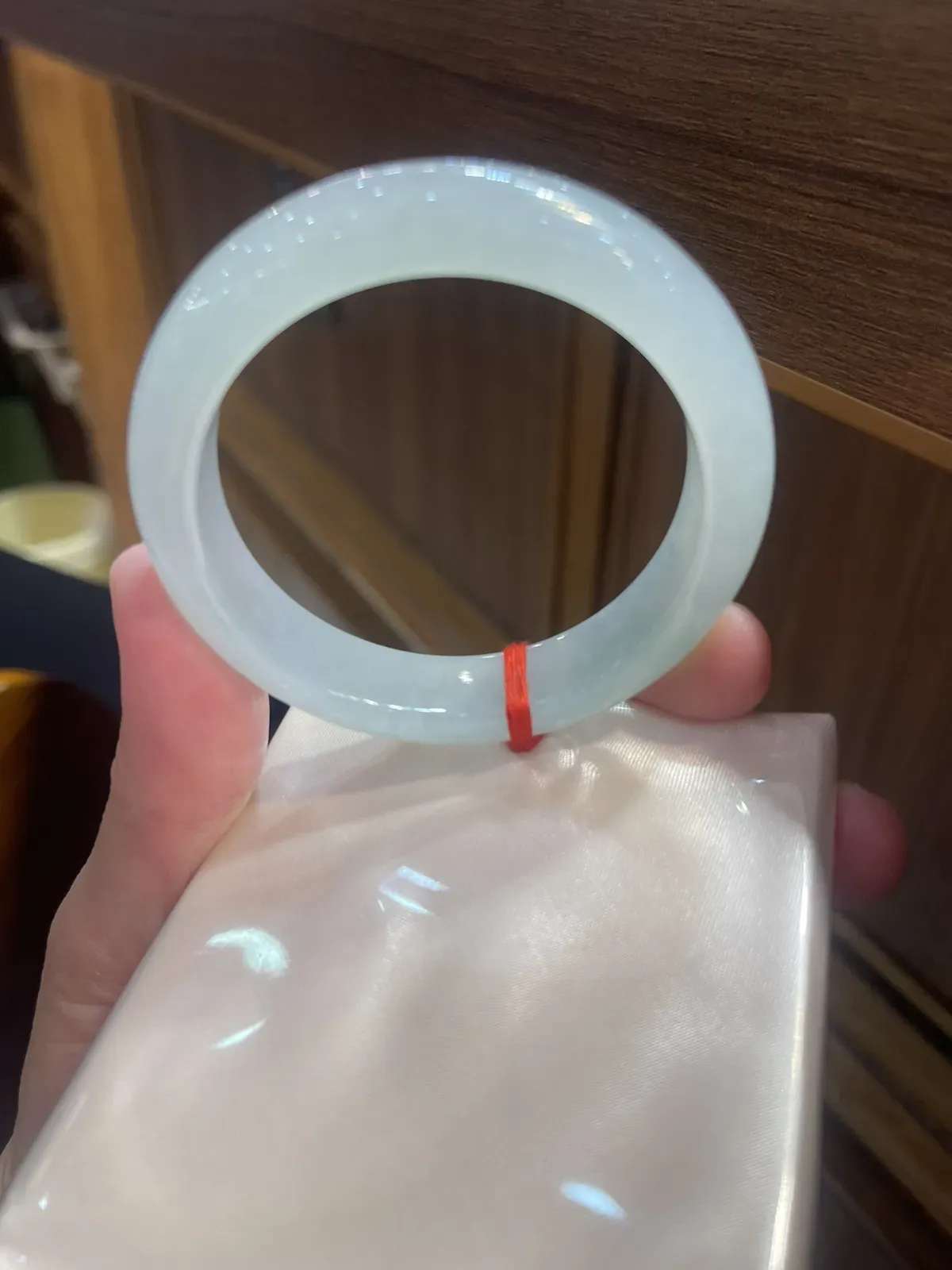 缅甸翡翠A货，冰糯种很纯，又细腻的富贵镯，上手效果非常好，吉祥平安。