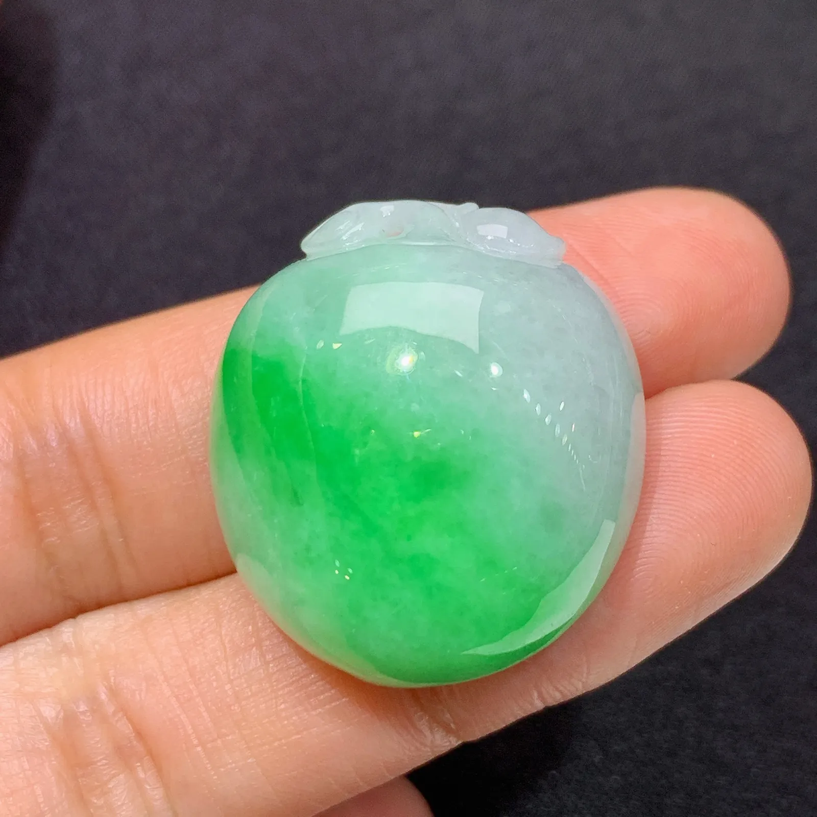 飘绿寿桃吊坠 镶嵌佳品，冰润色阳，种水足 尺寸25.7*23.2*12