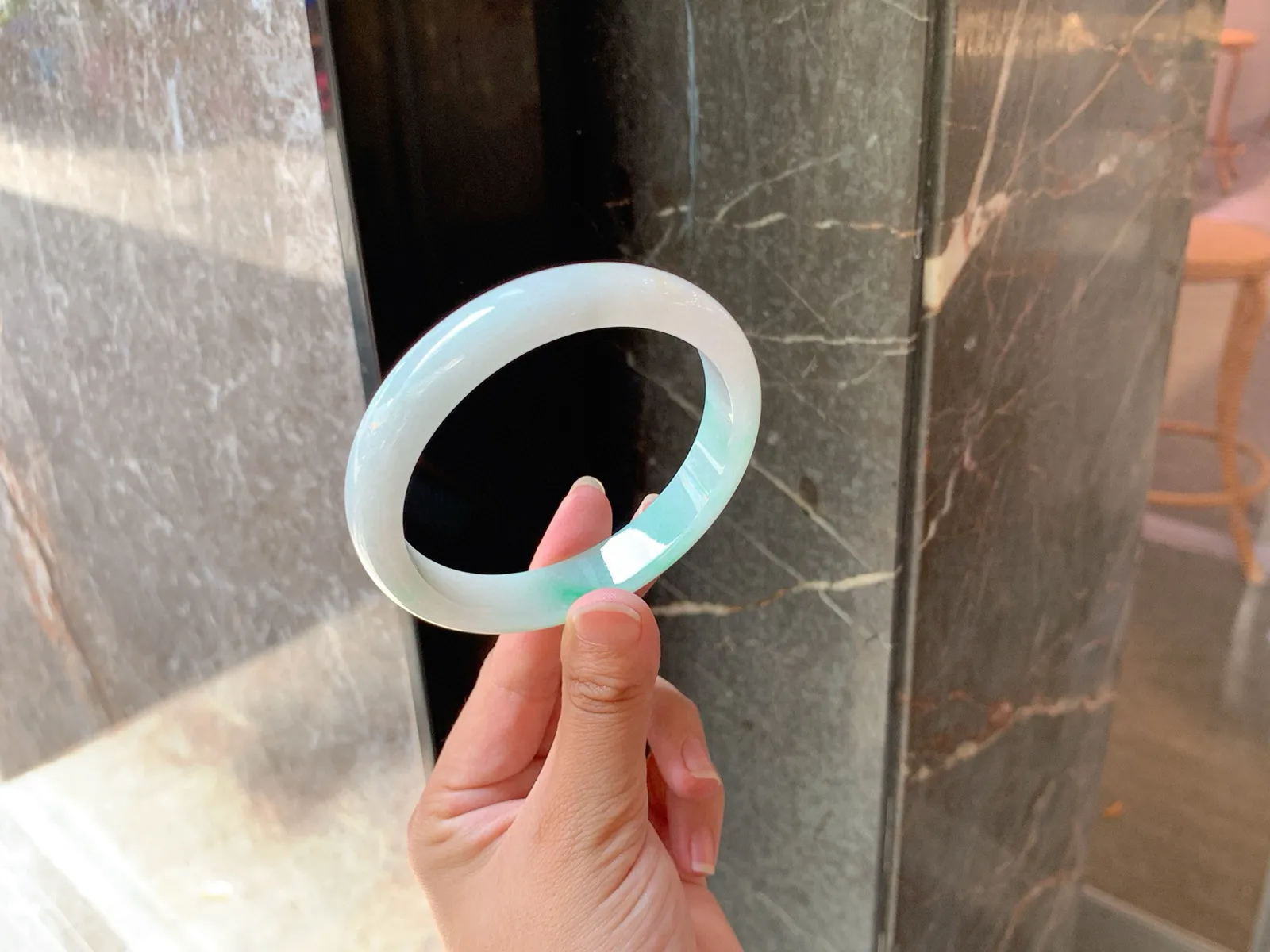 ｜62圈口
白底青，飘绿丝，清透水润，大圈口