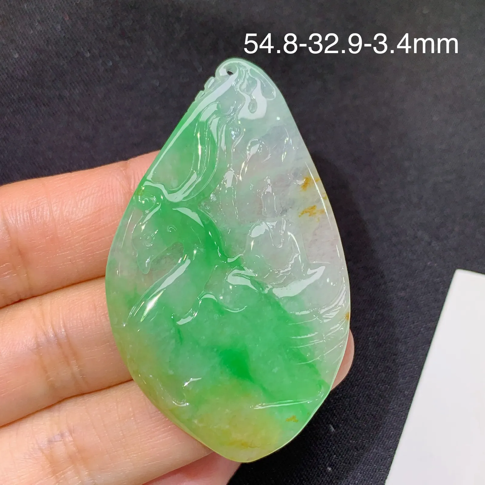 飘绿悟道，冰润色阳，玉质细腻，种水足 尺寸54.8*32.9*3.4
