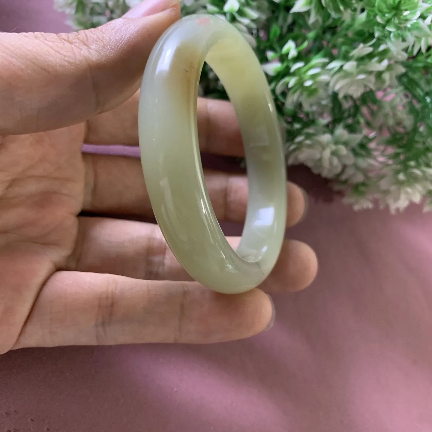 和田玉54圈口且末糖手镯！圈口54宽12.5玉质细腻油润 底色纯净 无裂无杂 脂粉好，品质好