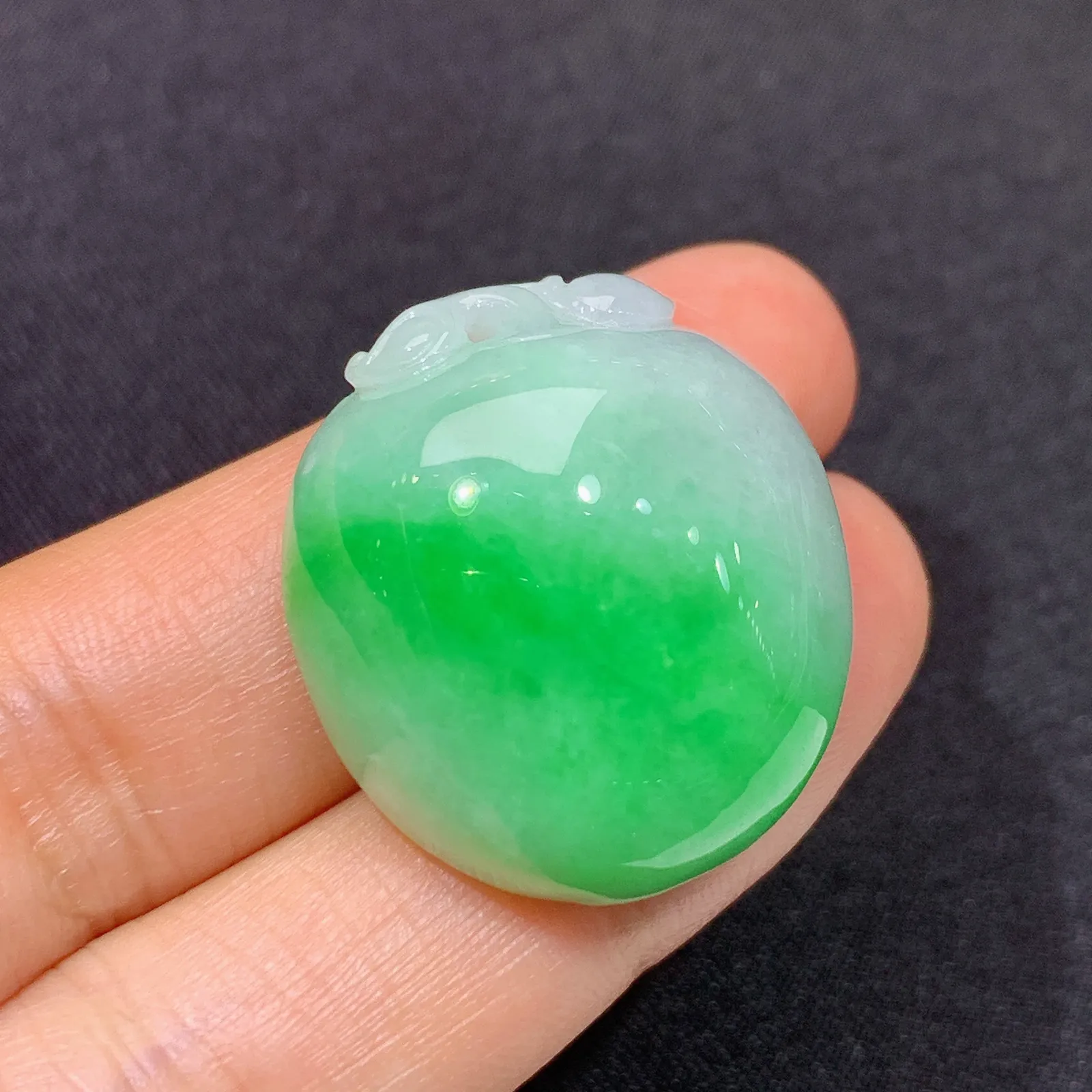 飘绿寿桃吊坠 镶嵌佳品，冰润色阳，种水足 尺寸25.7*23.2*12