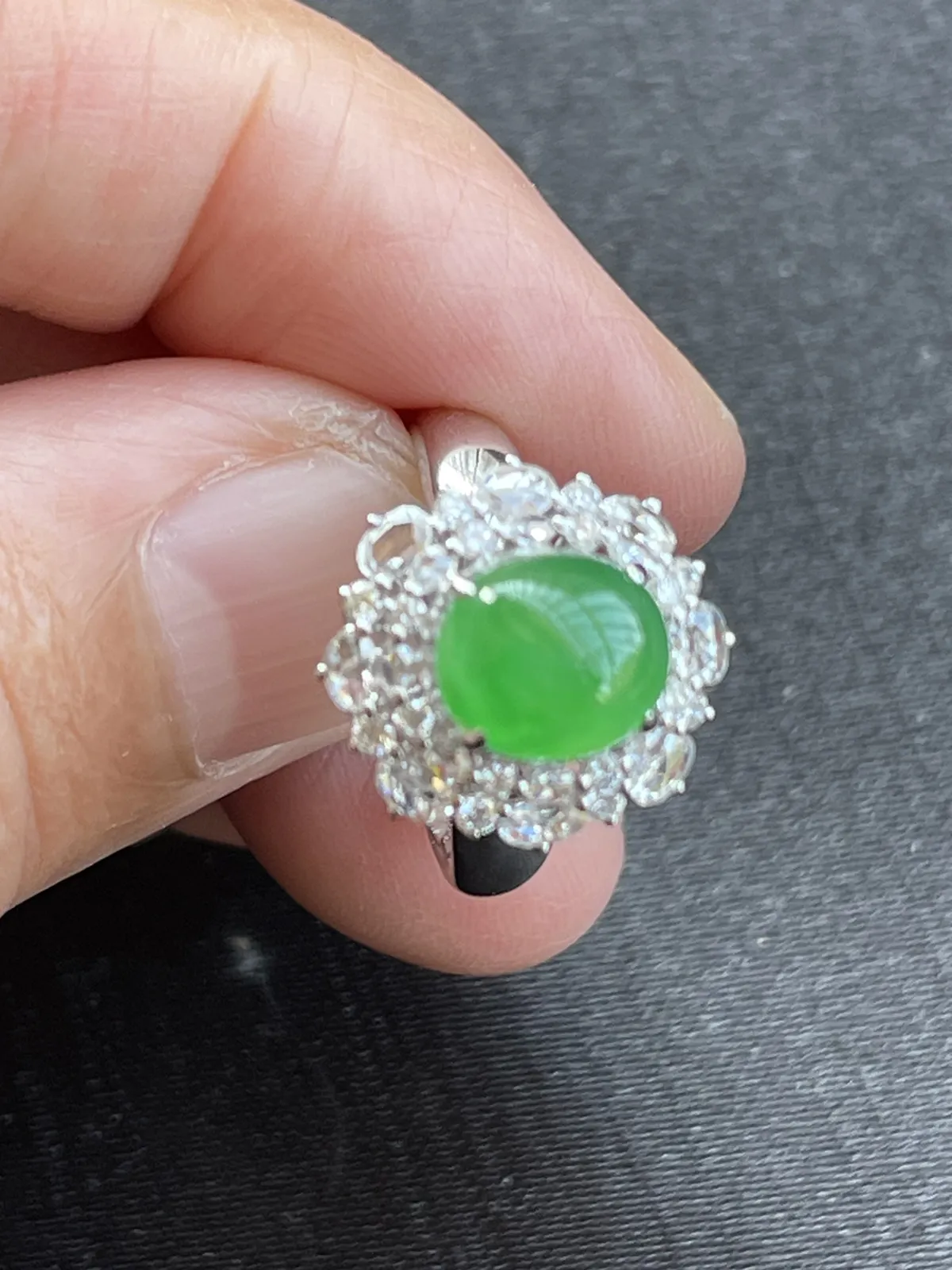 缅甸翡翠A货，时尚潮流，大方简约，上手效果非常好，裸石尺寸8.6/7.6/5