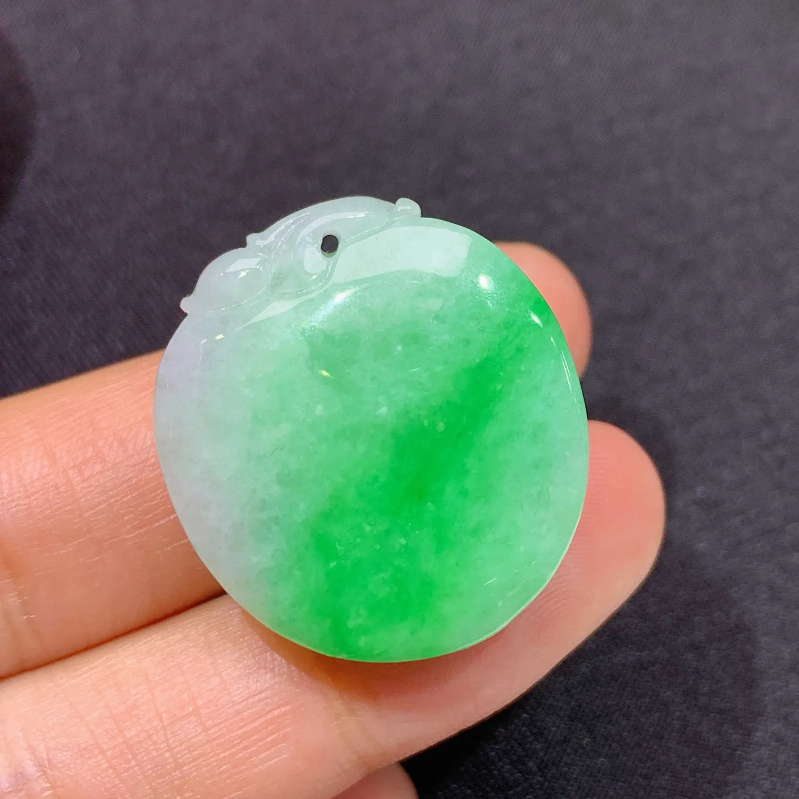 飘绿寿桃吊坠 镶嵌佳品，冰润色阳，种水足 尺寸25.7*23.2*12