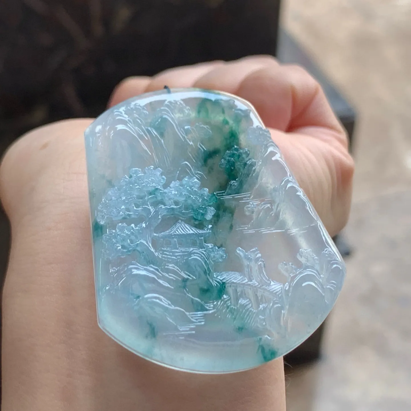 冰种飘花山水牌
清爽