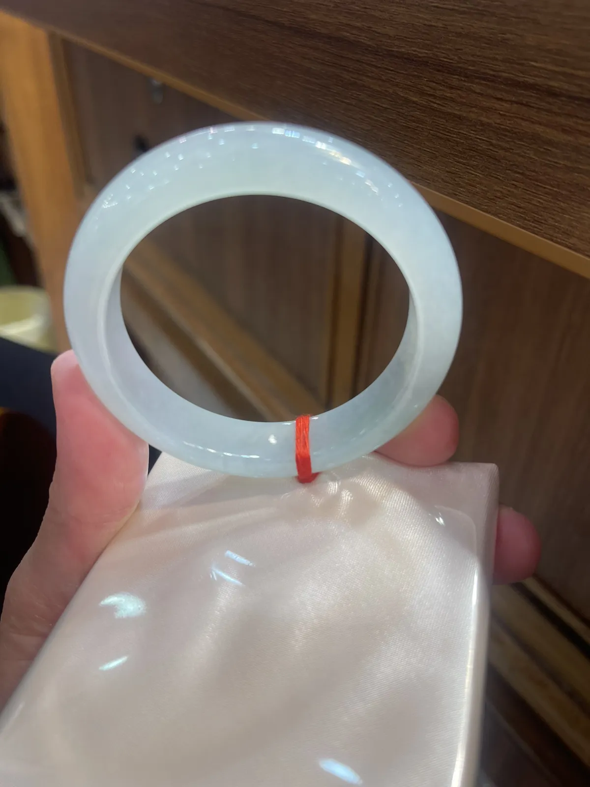 缅甸翡翠A货，冰糯种很纯，又细腻的富贵镯，上手效果非常好，吉祥平安。