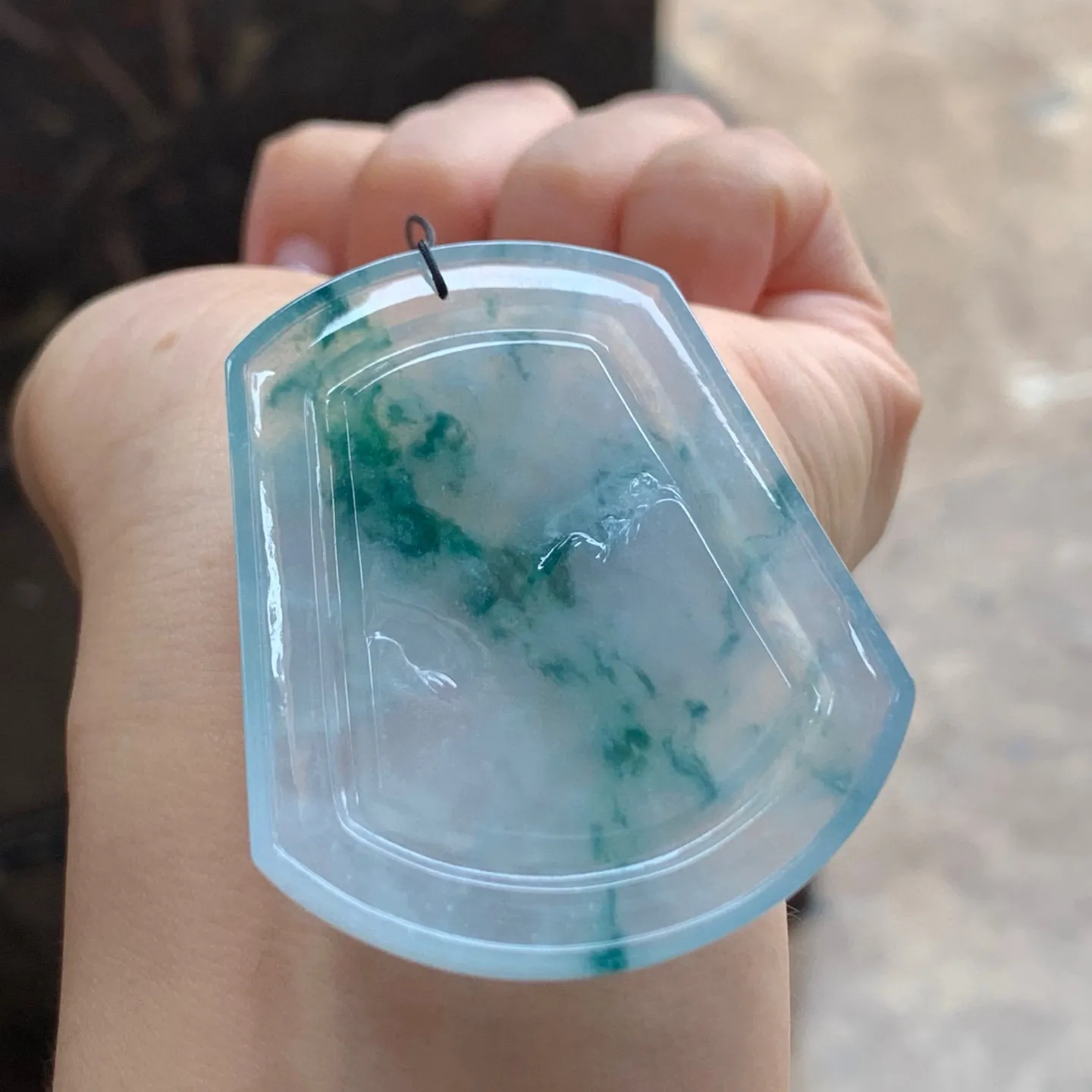 冰种飘花山水牌
清爽