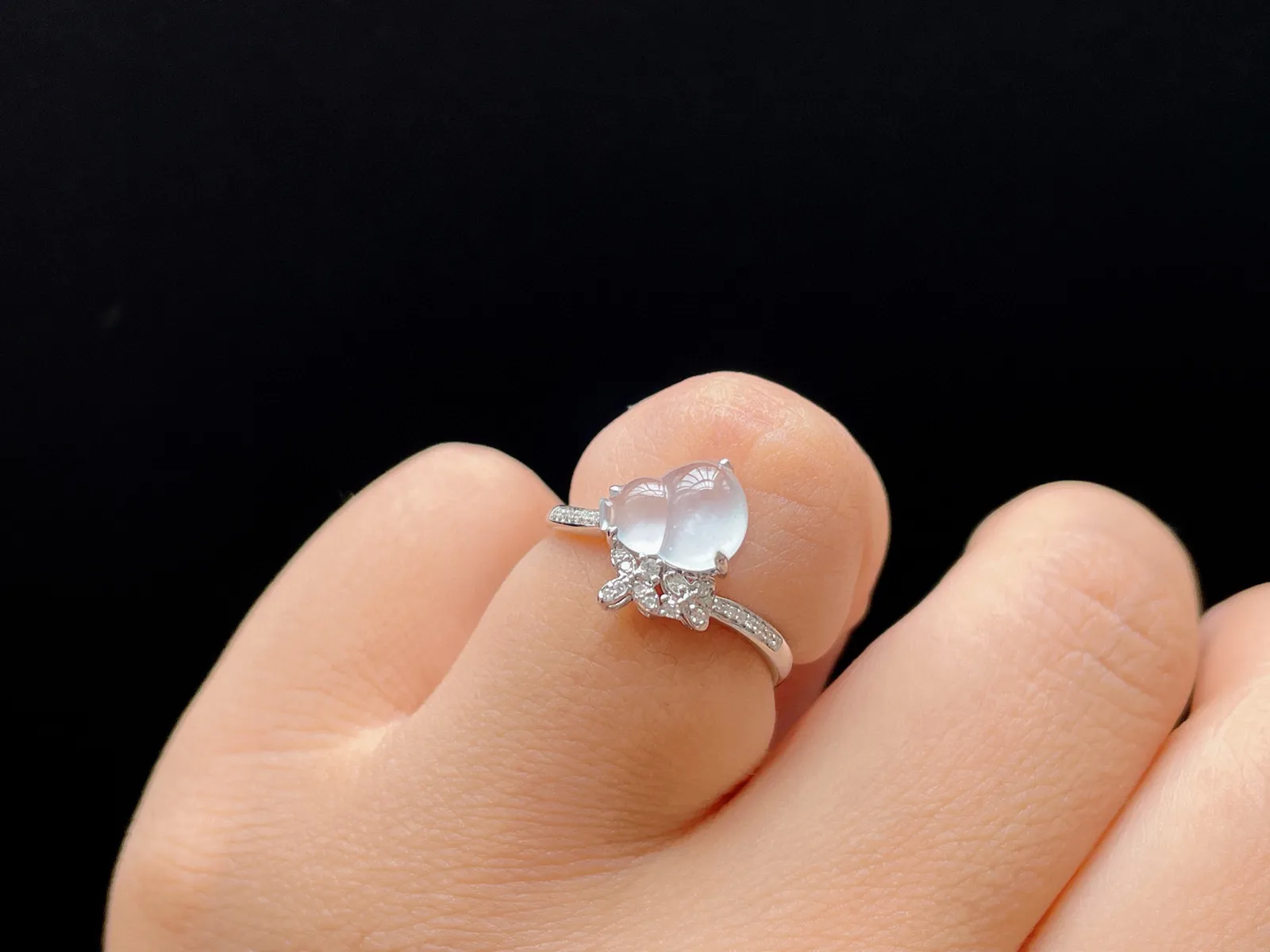 18K 冰种·葫芦戒指
 
裸9.2-7.1-3.6
内径16.9