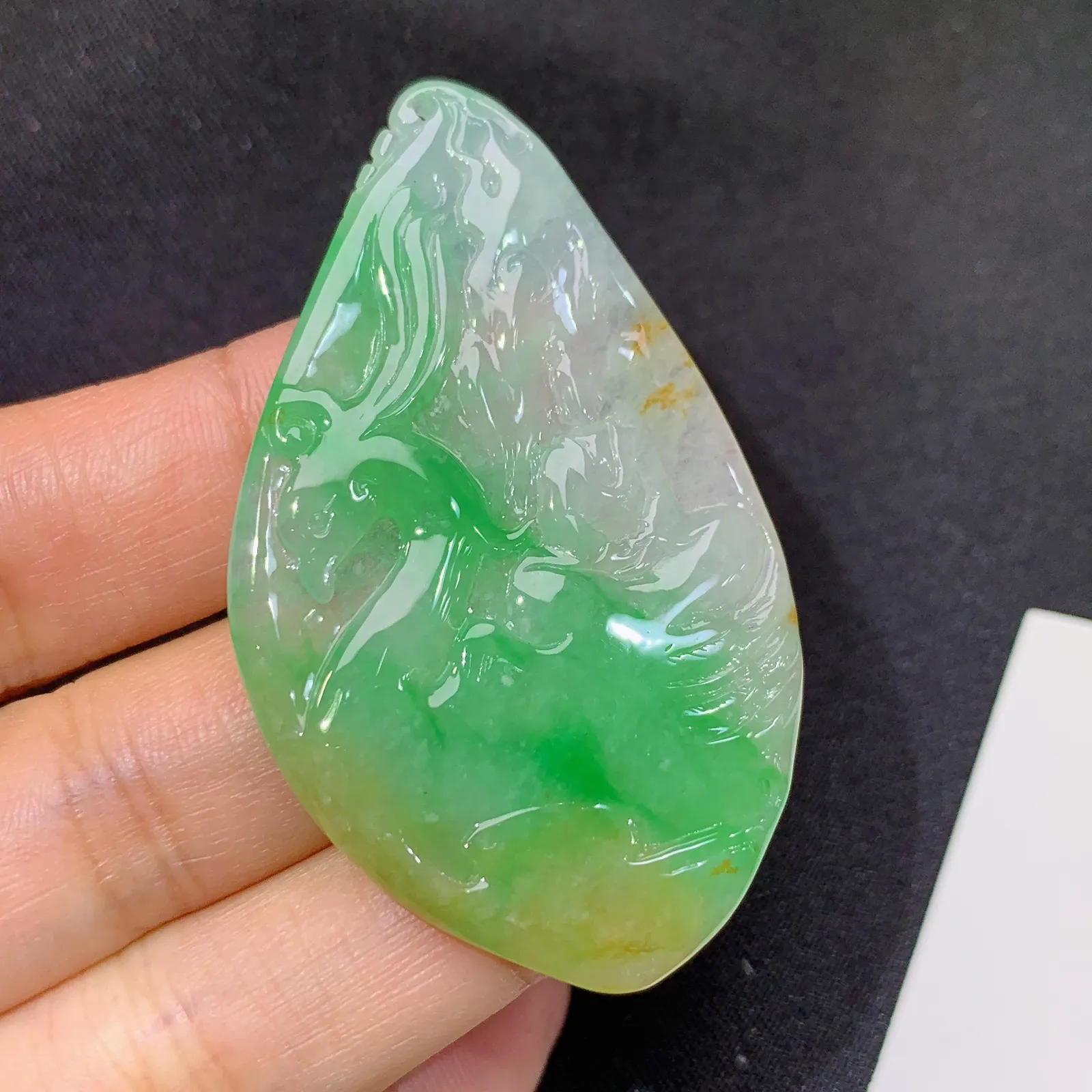 飘绿悟道，冰润色阳，玉质细腻，种水足 尺寸54.8*32.9*3.4