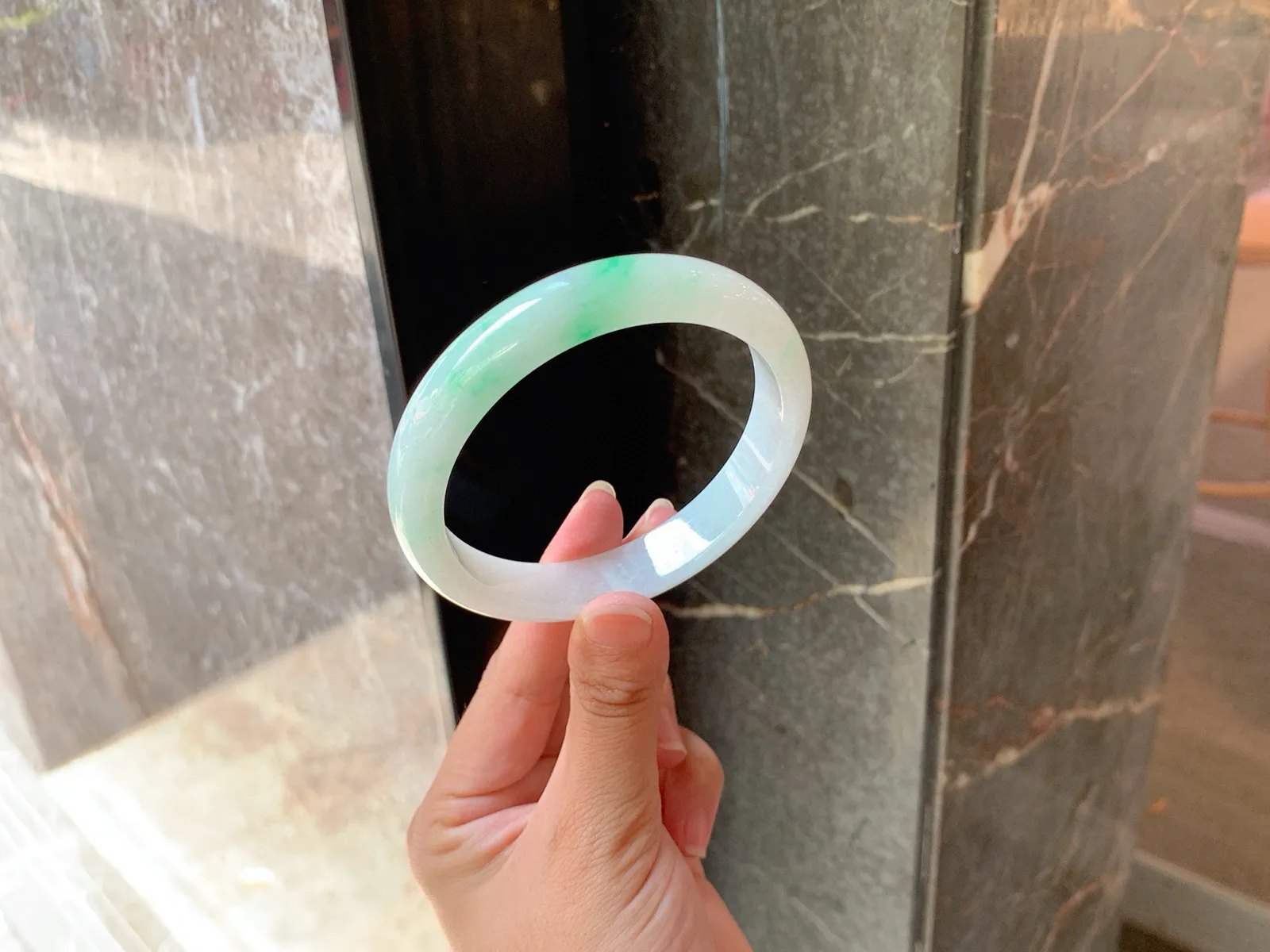 ｜62圈口
白底青，飘绿丝，清透水润，大圈口