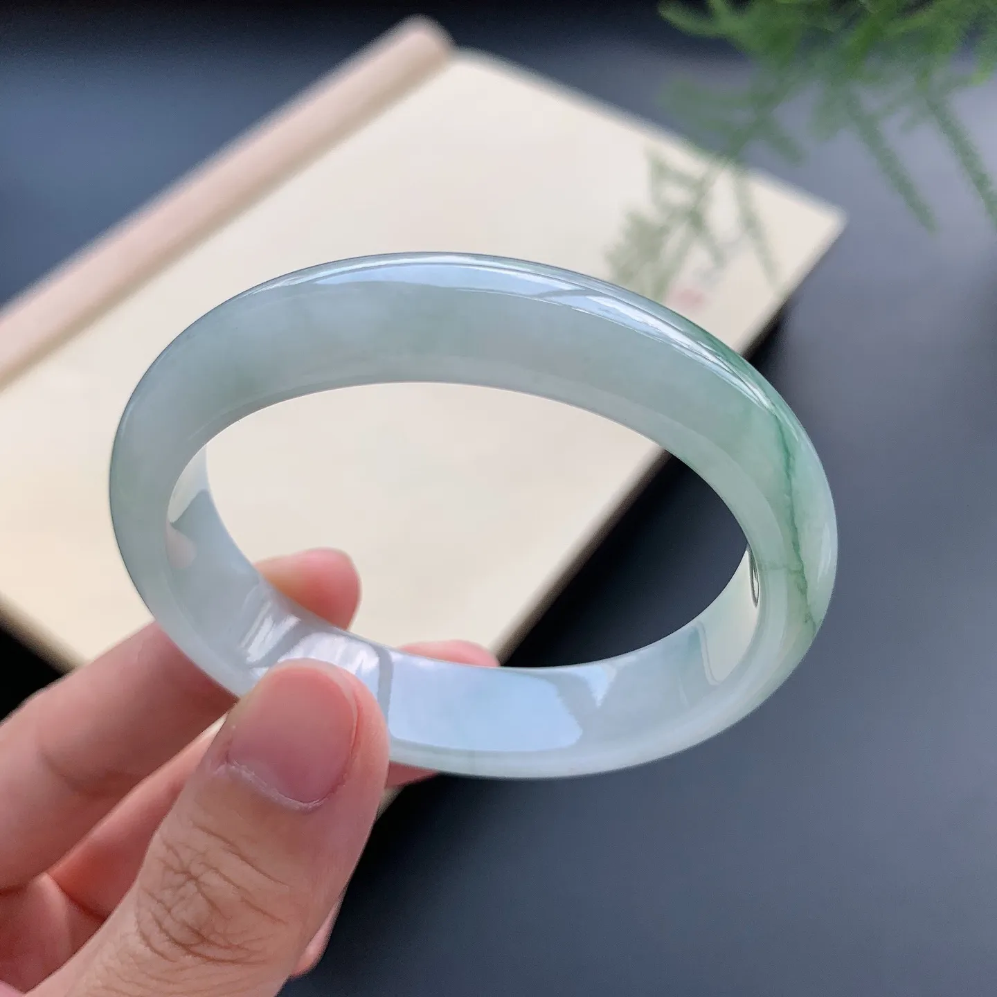 51.8圈口飘花贵妃手镯 尺寸：51.8-45-12.5-7，无纹裂，细腻光滑，花色飘逸