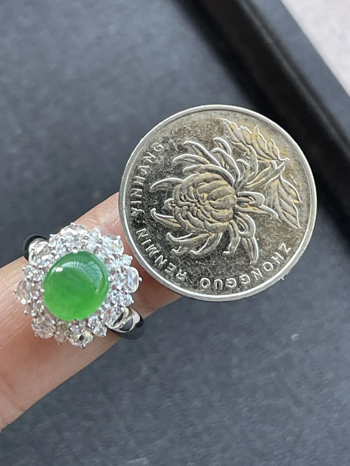 缅甸翡翠A货，时尚潮流，大方简约，上手效果非常好，裸石尺寸8.6/7.6/5