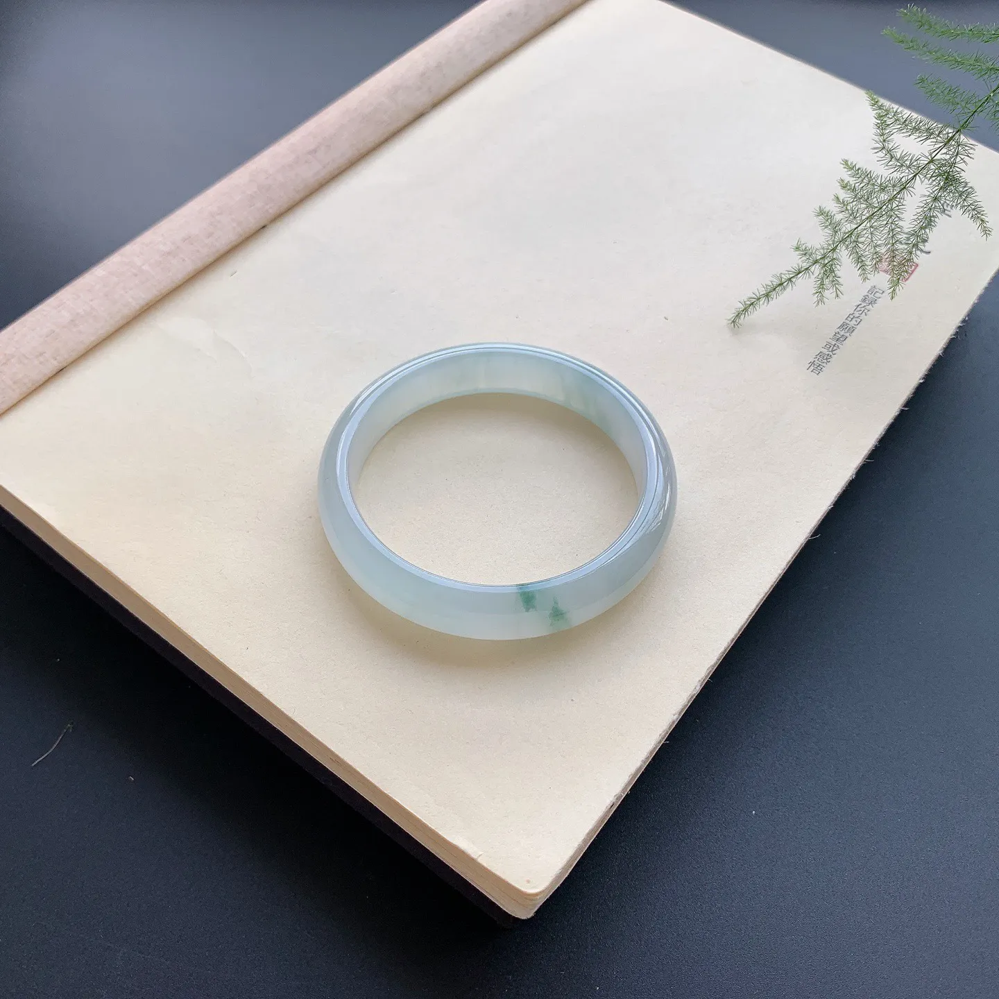 60大圈口冰种飘花正圈手镯 尺寸：60-12.8-7.6，无纹裂，水润起胶，白净光滑