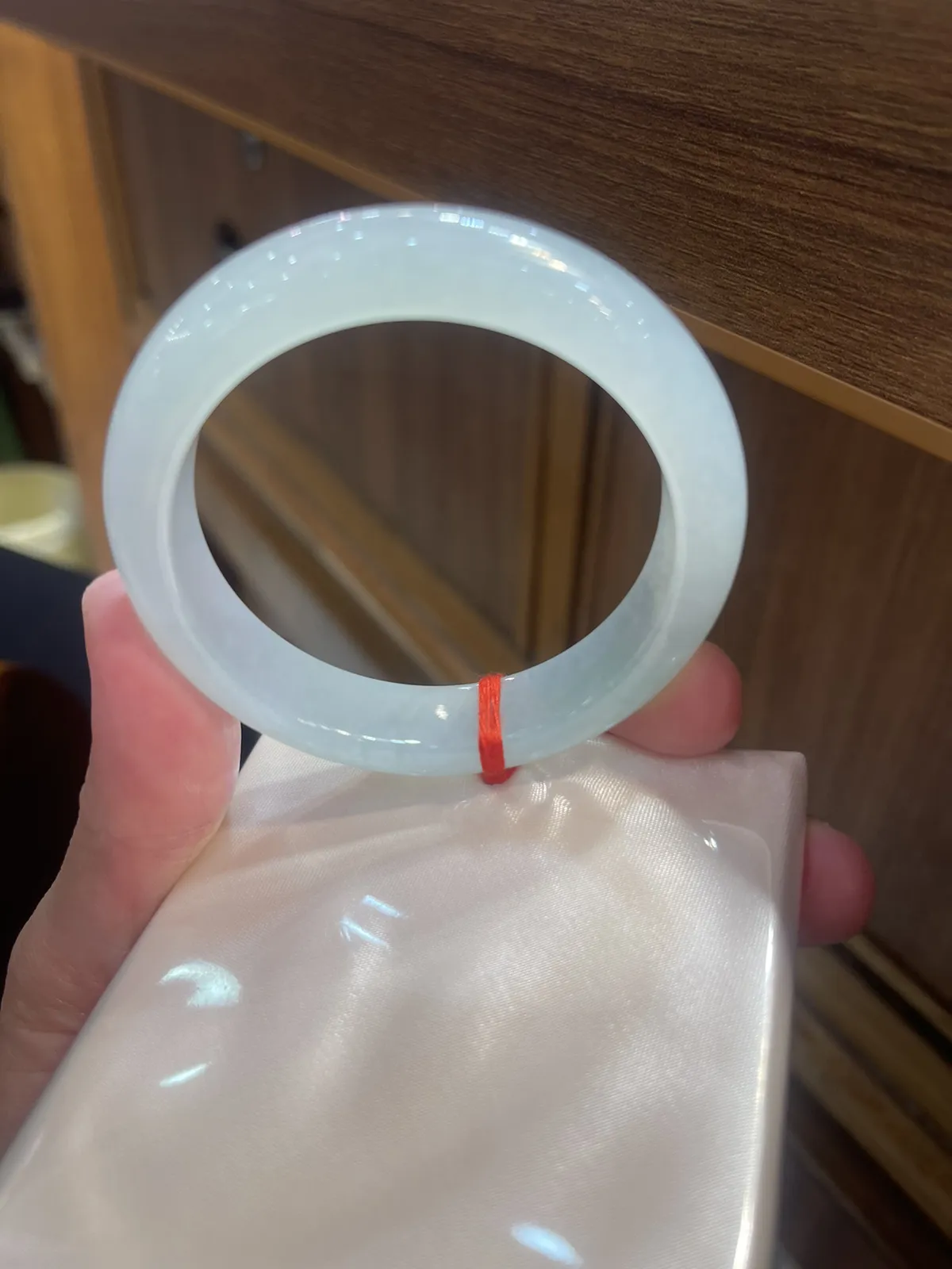 缅甸翡翠A货，冰糯种很纯，又细腻的富贵镯，上手效果非常好，吉祥平安。