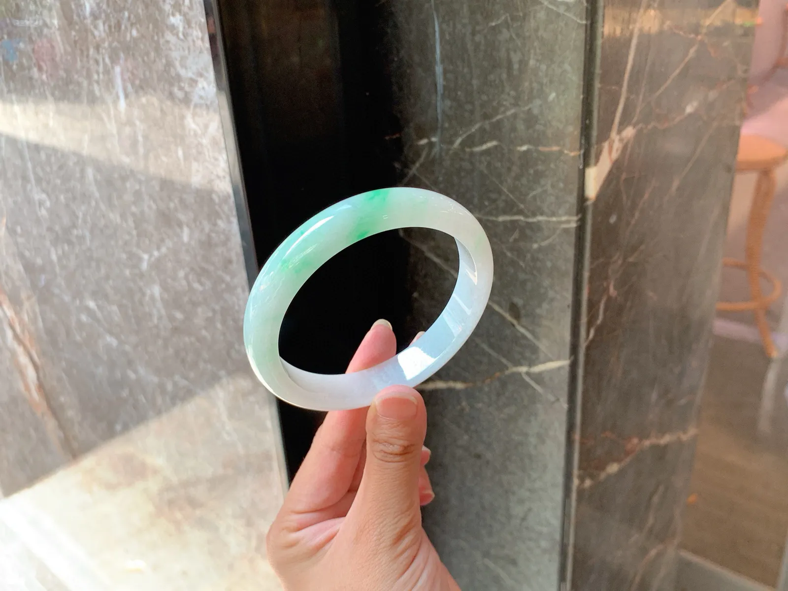 ｜62圈口
白底青，飘绿丝，清透水润，大圈口