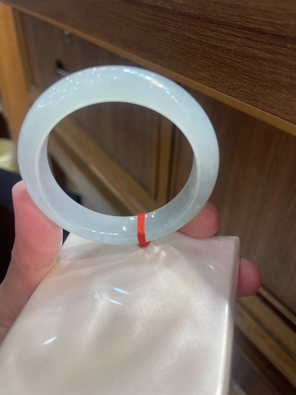 缅甸翡翠A货，冰糯种很纯，又细腻的富贵镯，上手效果非常好，吉祥平安。