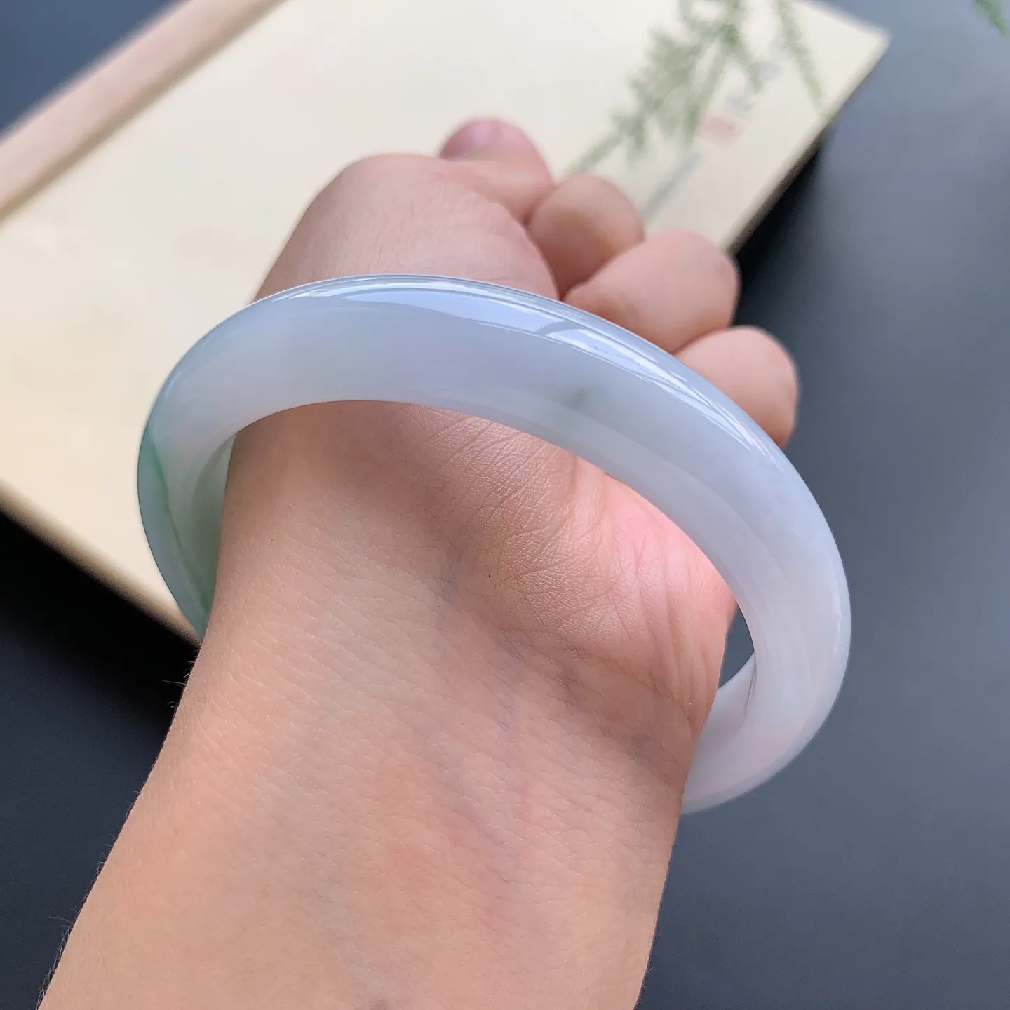 57圈口飘花正圈手镯 尺寸：57-11.8-7.8，无纹裂，细腻光滑，清爽干净