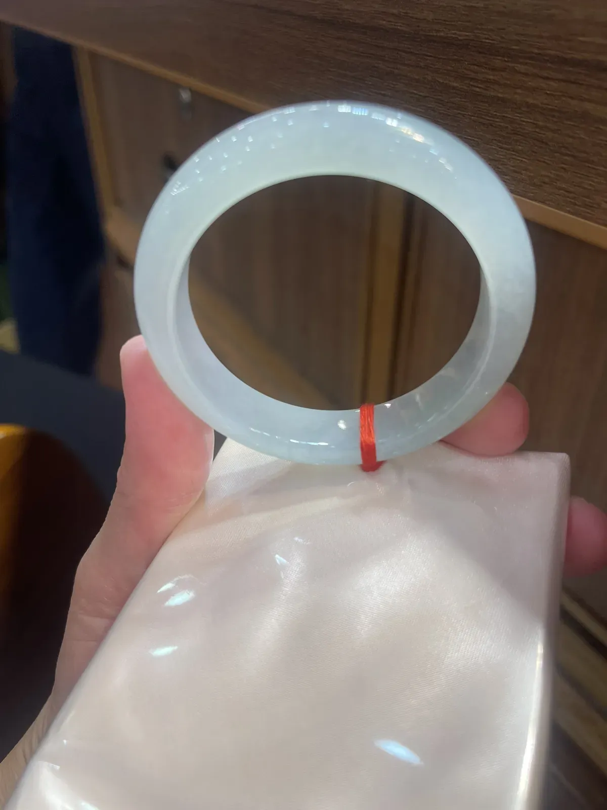 缅甸翡翠A货，冰糯种很纯，又细腻的富贵镯，上手效果非常好，吉祥平安。