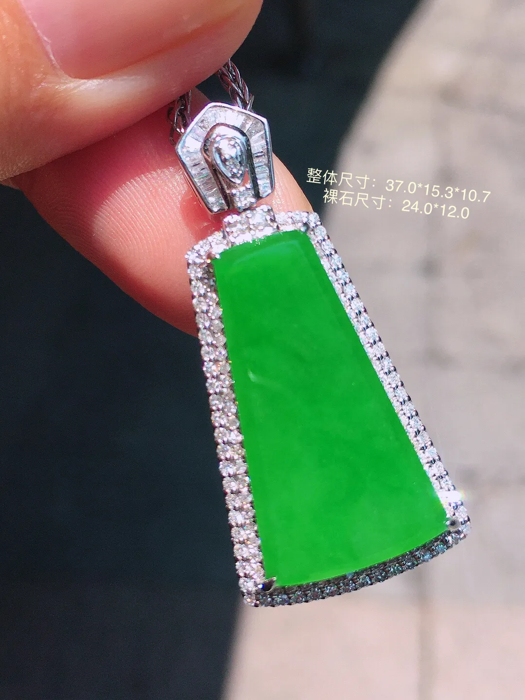 阳绿无事牌吊坠，色泽均匀艳丽，玉质细腻，荧光感超
强，饱满圆润，气质满满。18k
金豪华镶嵌
