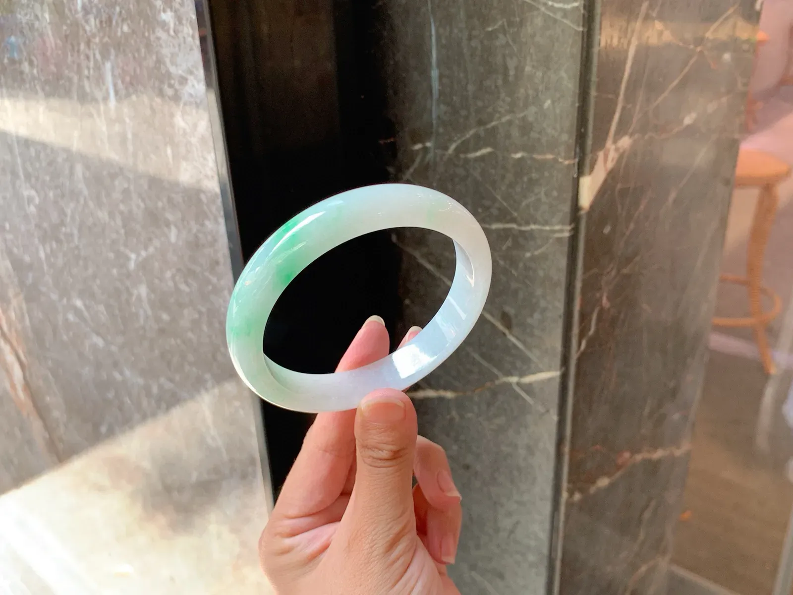 ｜62圈口
白底青，飘绿丝，清透水润，大圈口