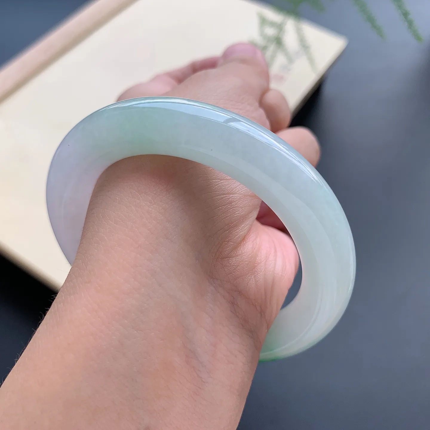 54圈口飘绿圆条手镯 尺寸：54-11，无纹裂，细腻光滑，色泽靓丽