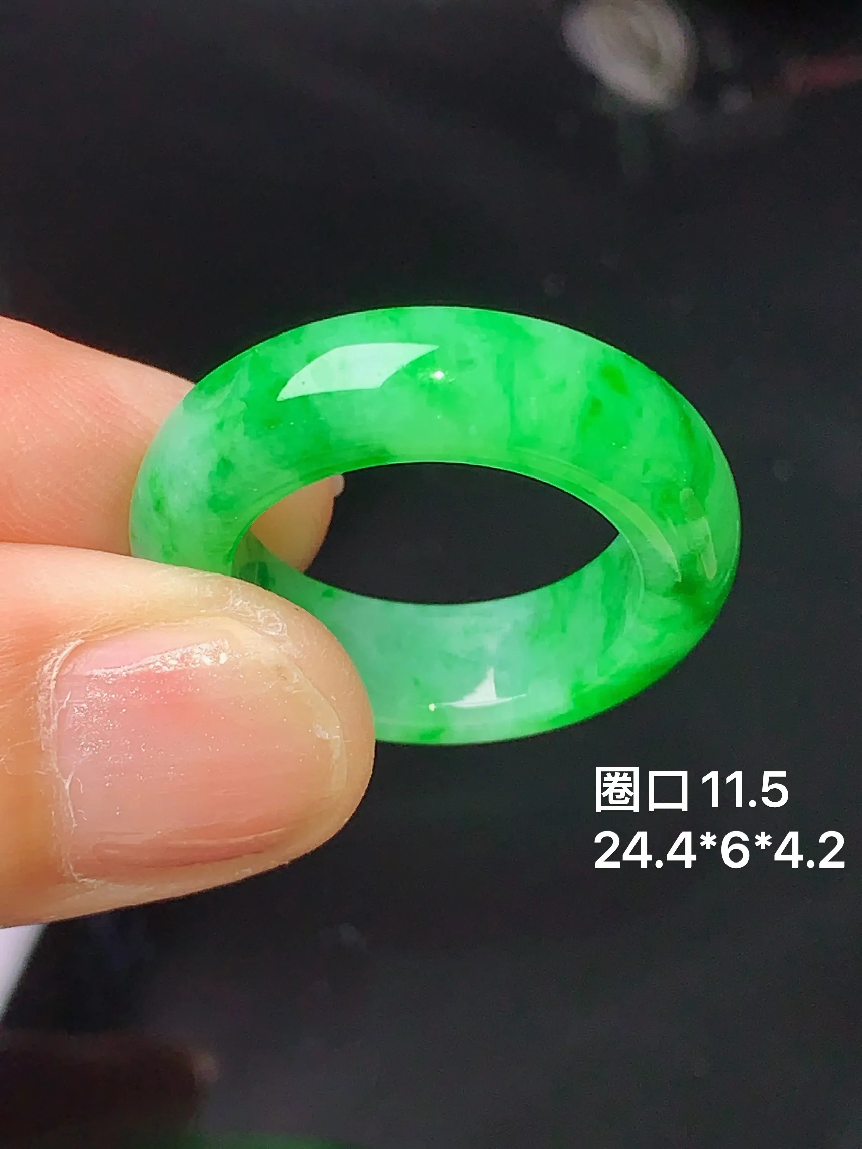 翠绿指环 玉质细腻 色泽清新艳丽 圈口11.5 整体尺寸24.4*6*4.2
