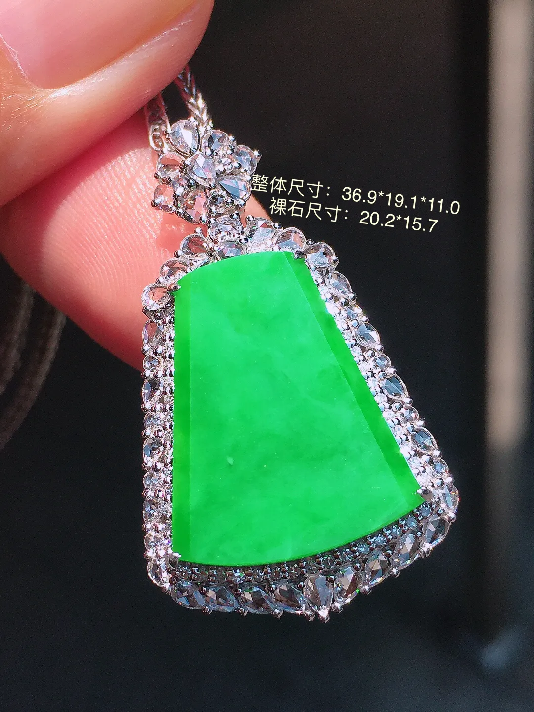 阳绿无事牌吊坠，色泽均匀艳丽，玉质细腻，荧光感超
强，饱满圆润，气质满满。18k
金豪华镶嵌