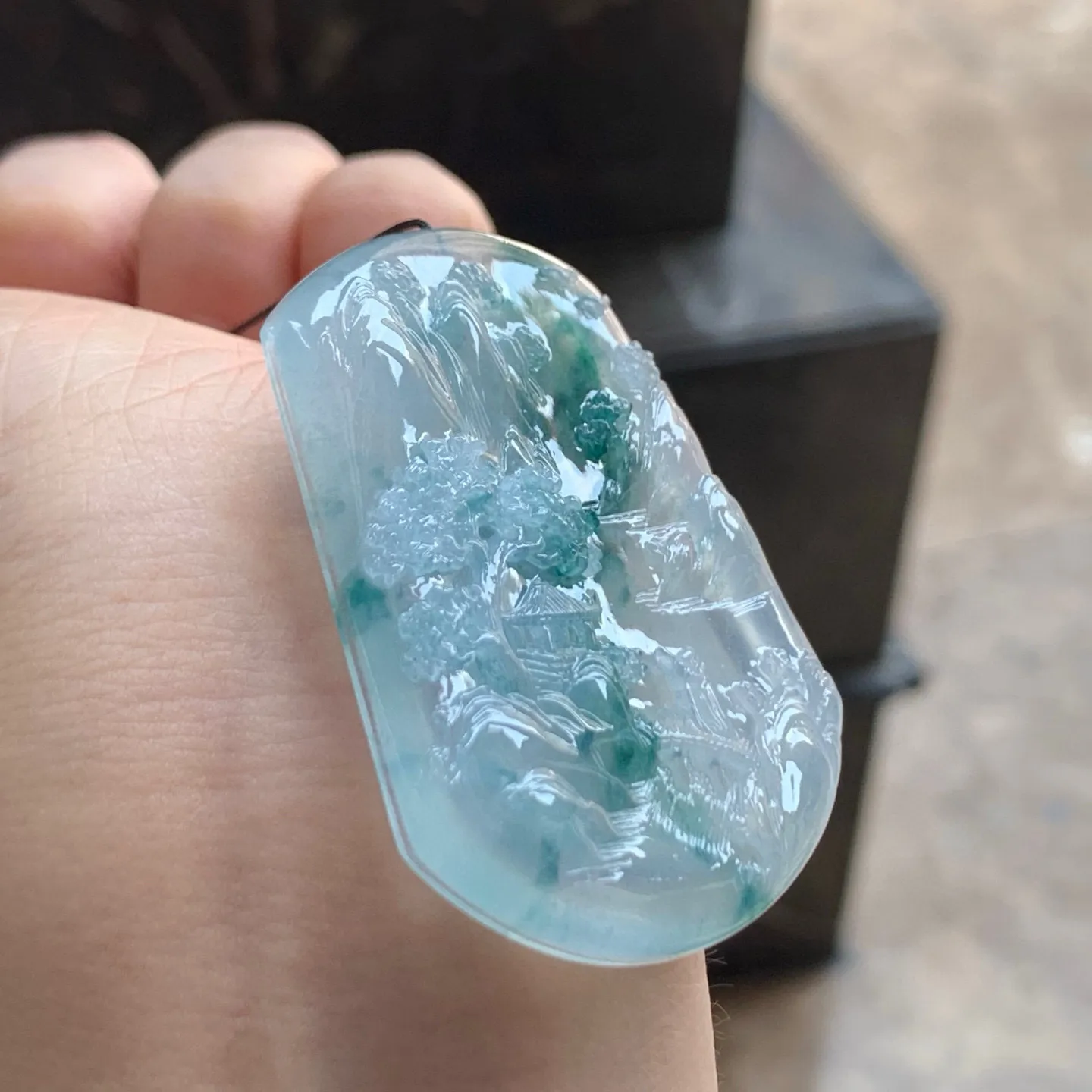 冰种飘花山水牌
清爽