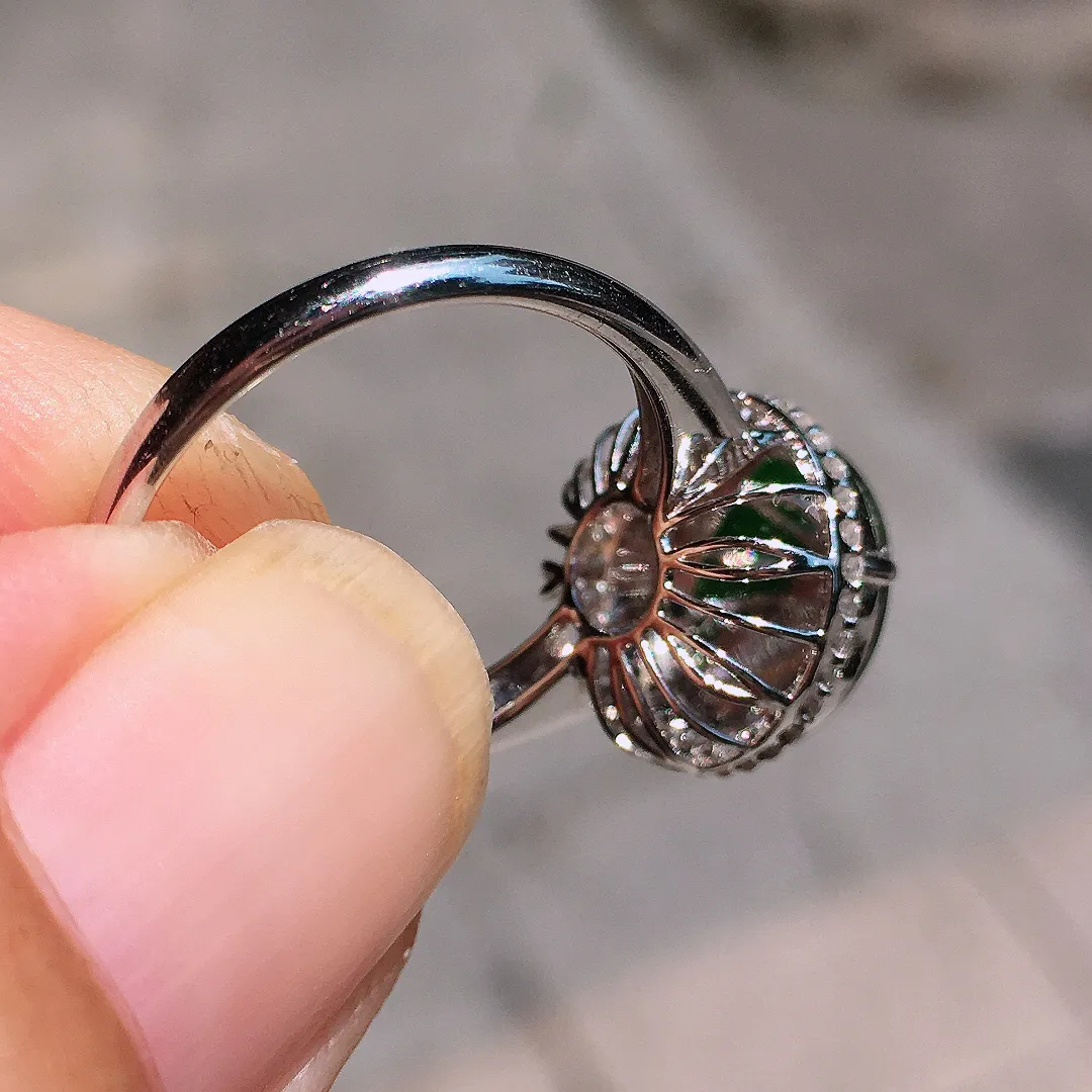 阳绿蛋面戒指，色泽均匀艳丽，玉质细腻，荧光感超
强，饱满圆润，气质满满。18k
金豪华镶嵌