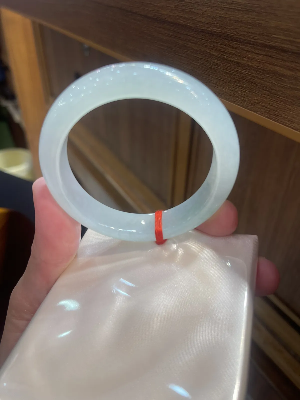 缅甸翡翠A货，冰糯种很纯，又细腻的富贵镯，上手效果非常好，吉祥平安。