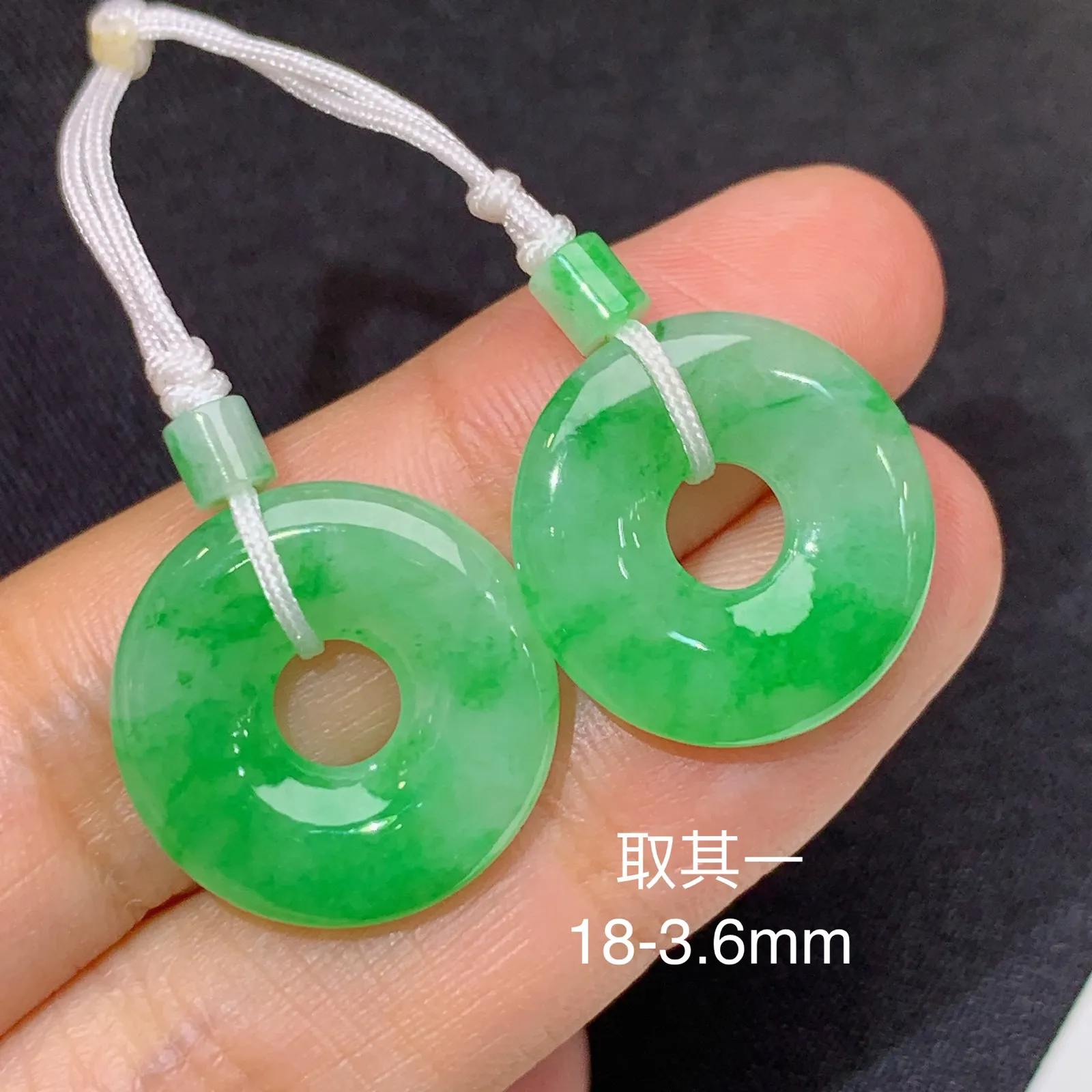 飘绿甜甜圈一对，镶嵌佳品，冰润色阳，玉质细腻，种水足 尺寸18*3.6
