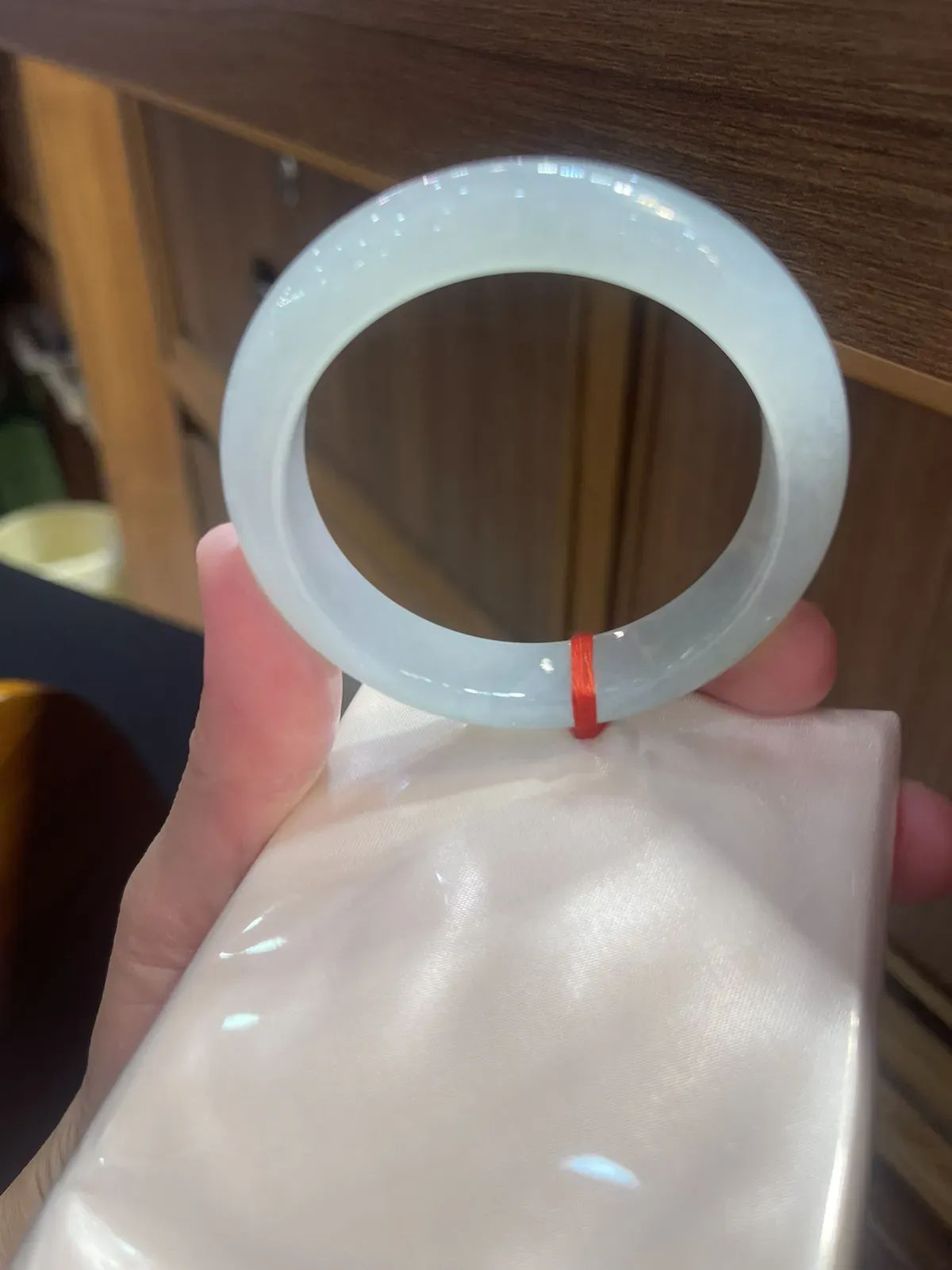 缅甸翡翠A货，冰糯种很纯，又细腻的富贵镯，上手效果非常好，吉祥平安。