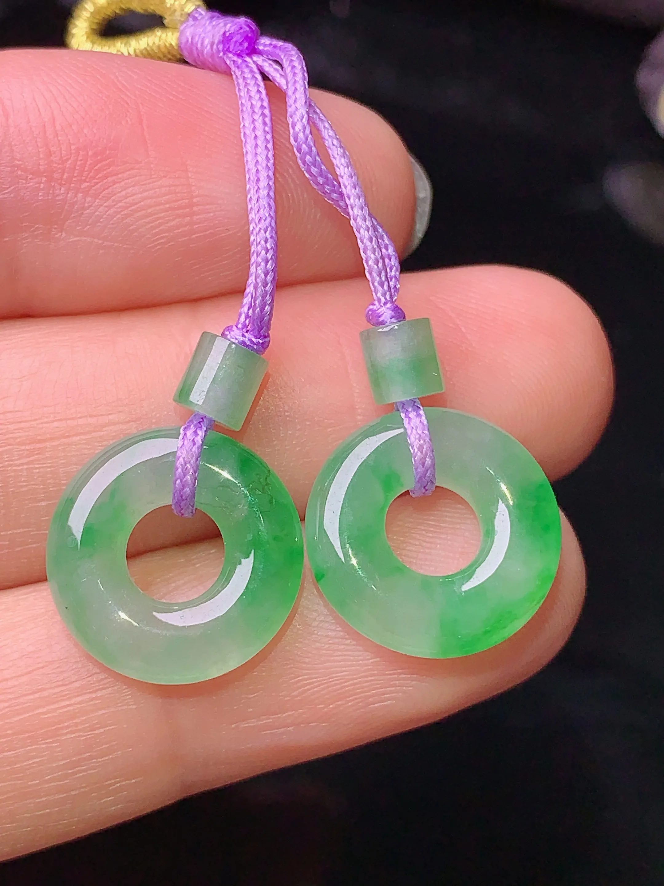 飘绿平安环一对 玉质细腻 色泽清新艳丽 整体尺寸13*3.6