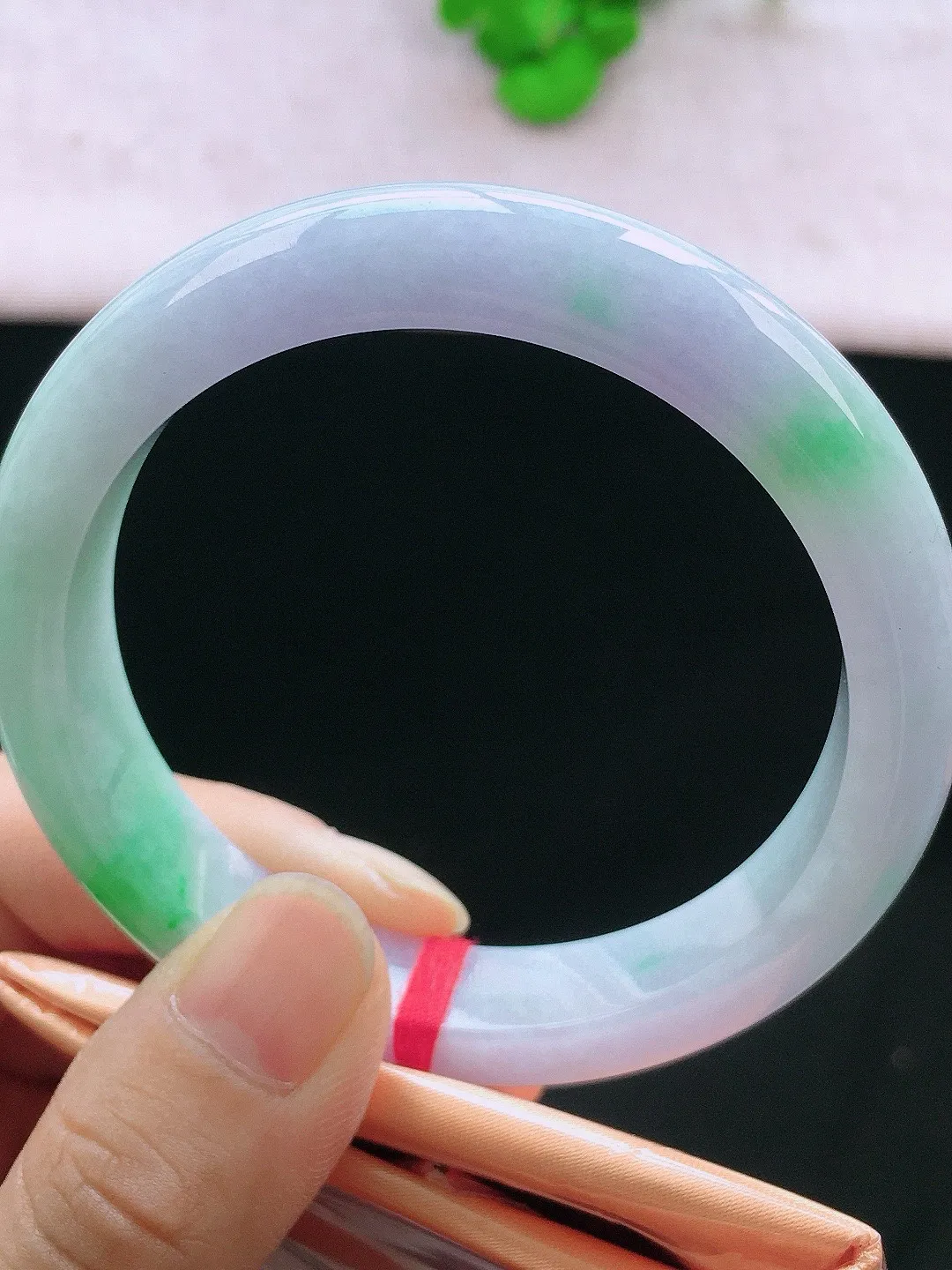 正圈57-58可戴，种老水足，尺寸58/12/8.7mm，春彩正圈翡翠手镯