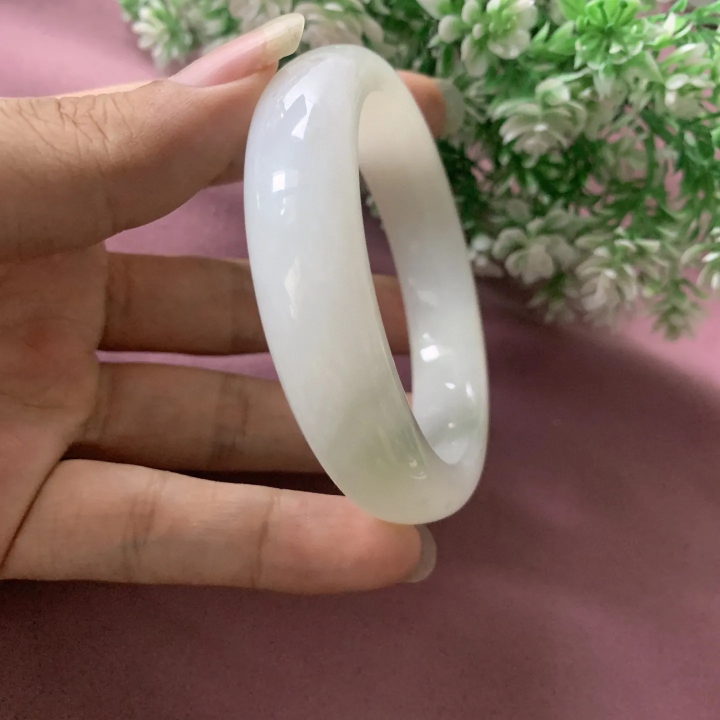 和田玉56圈口俄翠手镯，圈口56宽14重71.3克，品质好，料子好，脂粉好，细腻油润，佩戴端庄典雅，