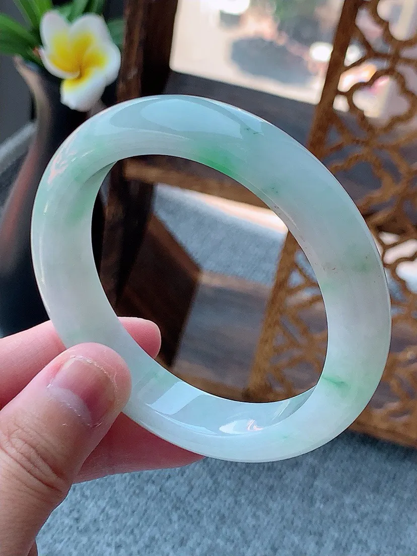 a货翡翠老坑飘绿正装正圈手镯55-56圈口 尺寸55.6×12.3×8.5mm 重量60.40g 0